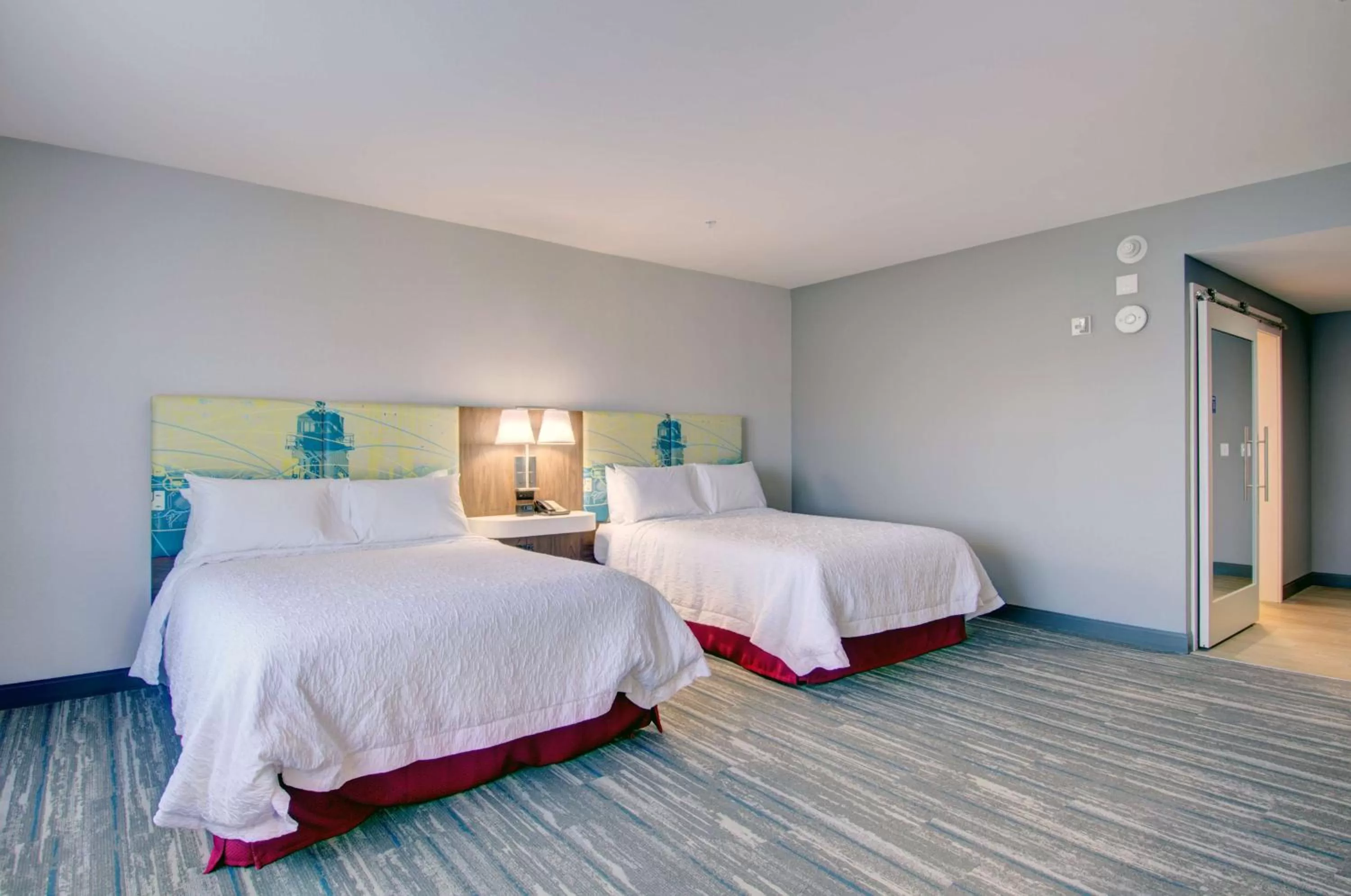 Bed in Hampton Inn & Suites Portland West