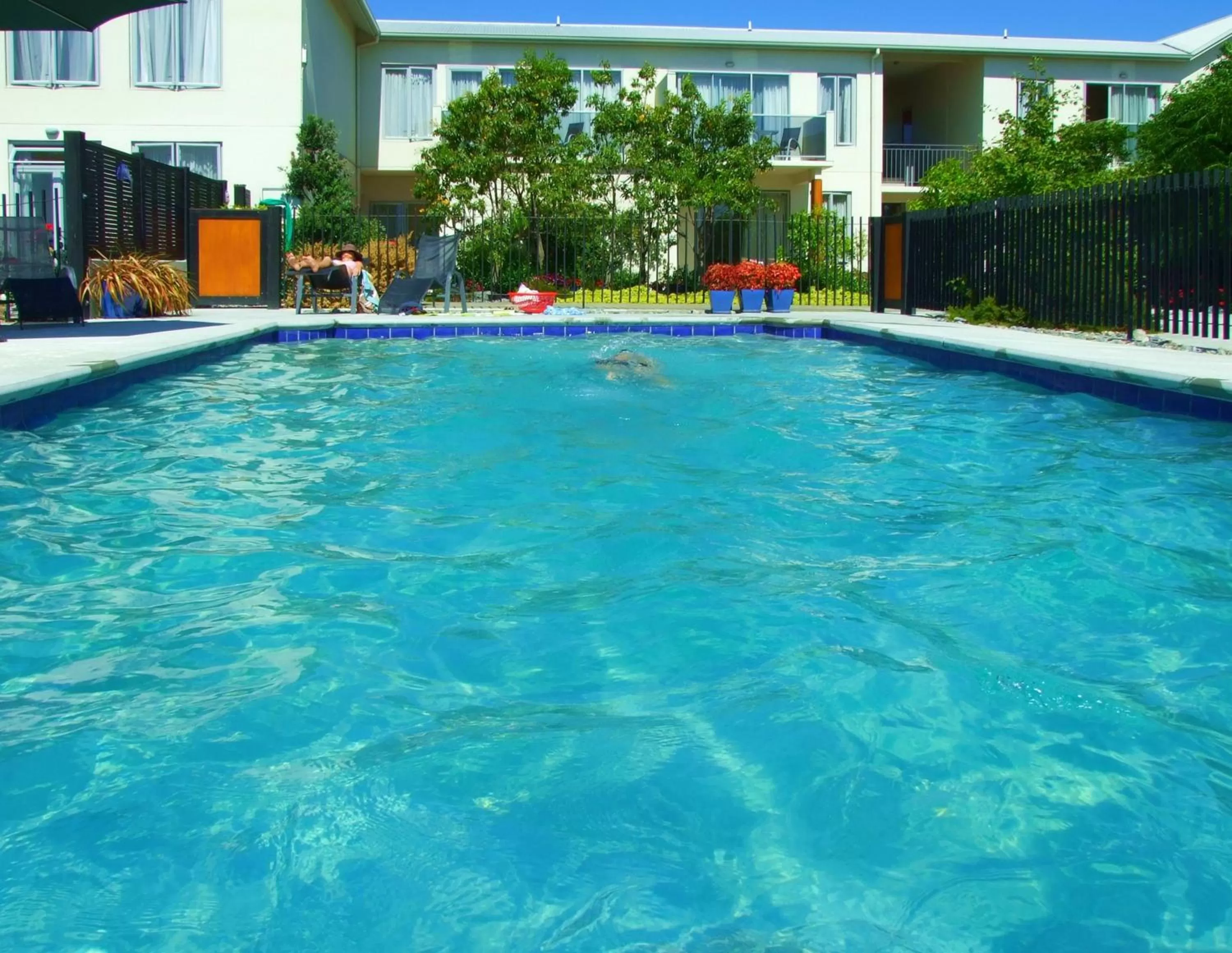 Swimming pool in Parkside Motel