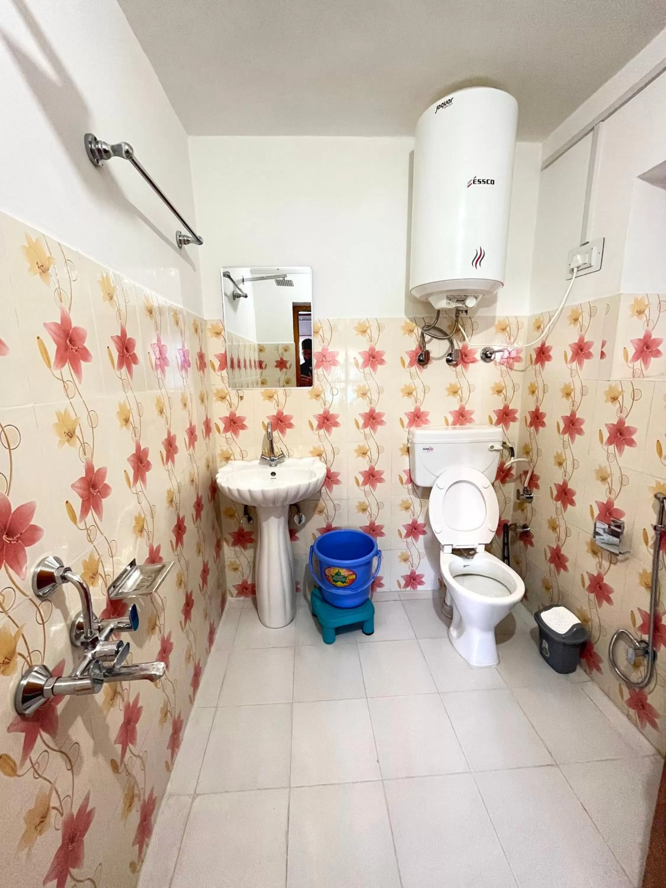 Shower, Bathroom in Kolahoi Heights Guest House