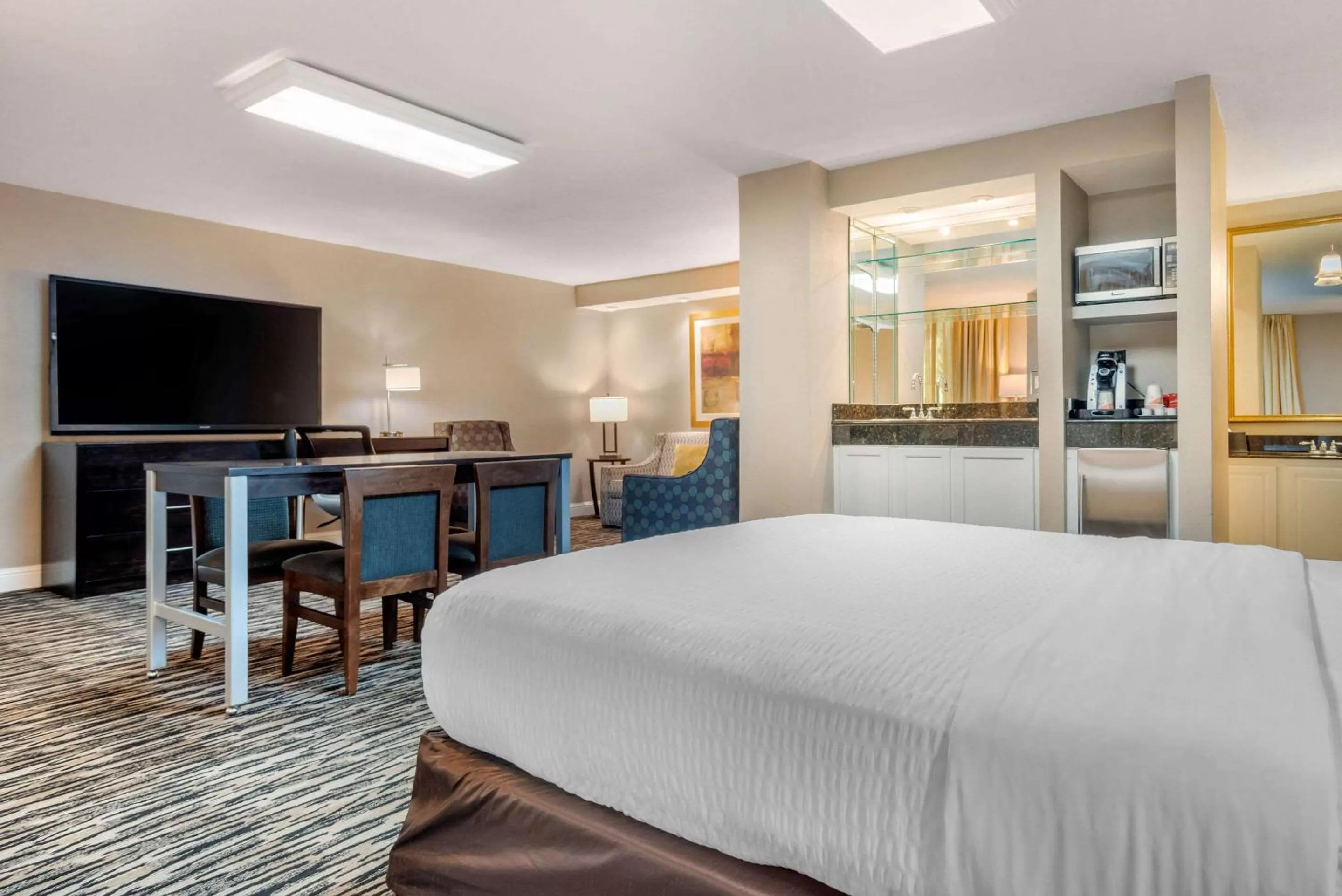 Photo of the whole room, Bed in Clarion Inn Conference Center