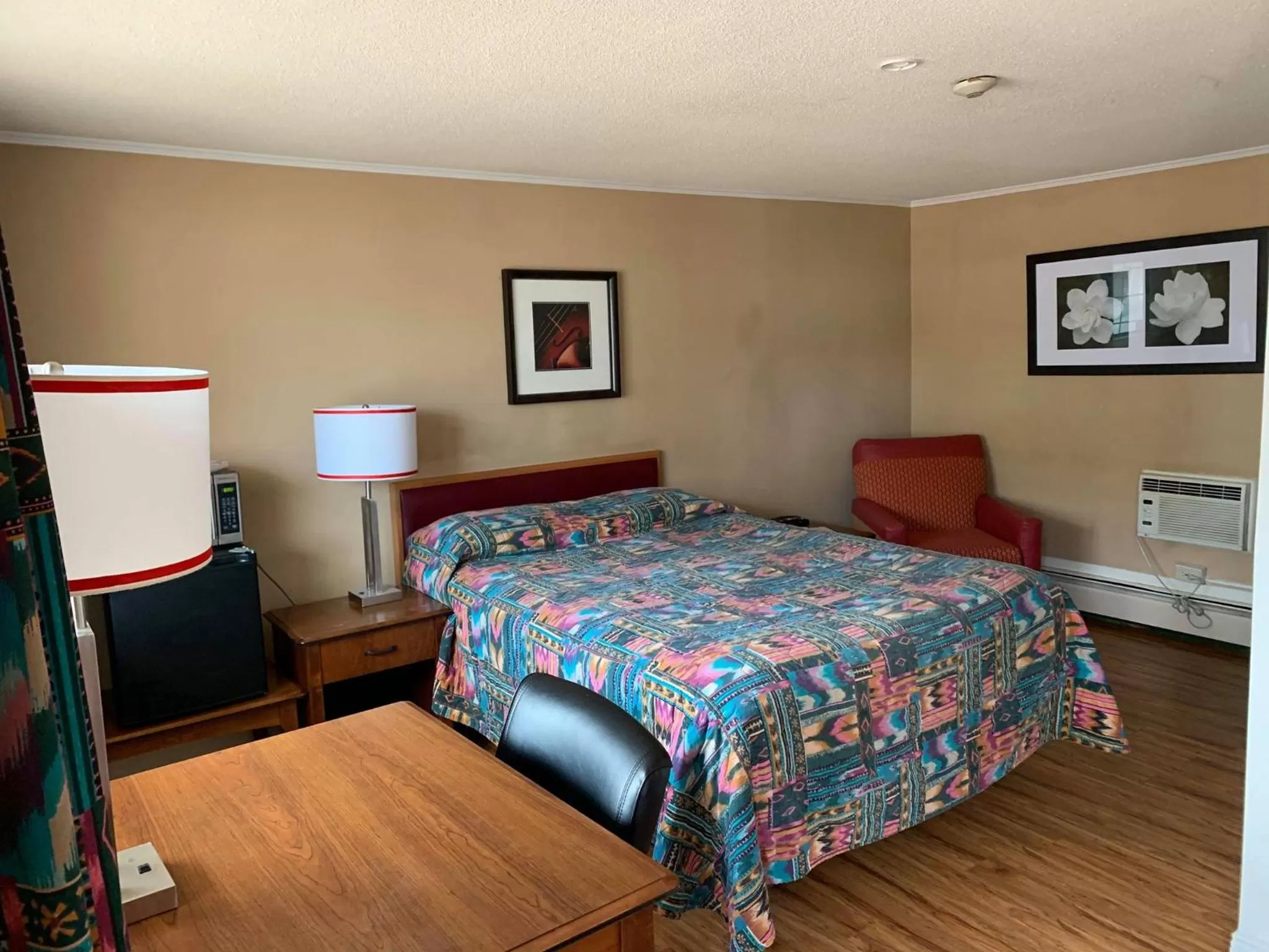 Bed in Stonehouse Motel and Restaurant