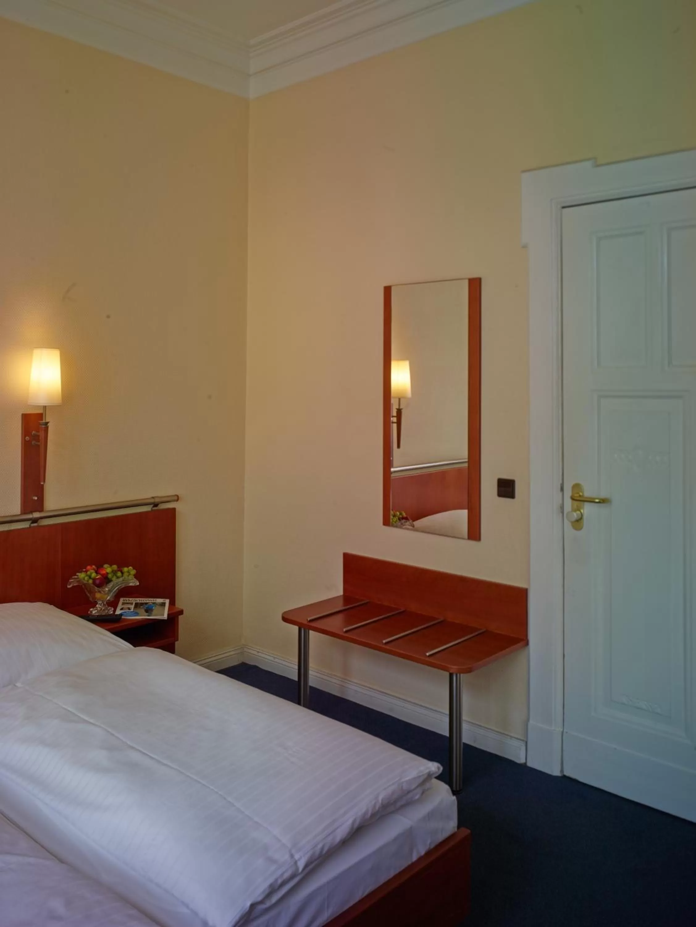 Bedroom, Bed in Kurfürst am Kurfürstendamm