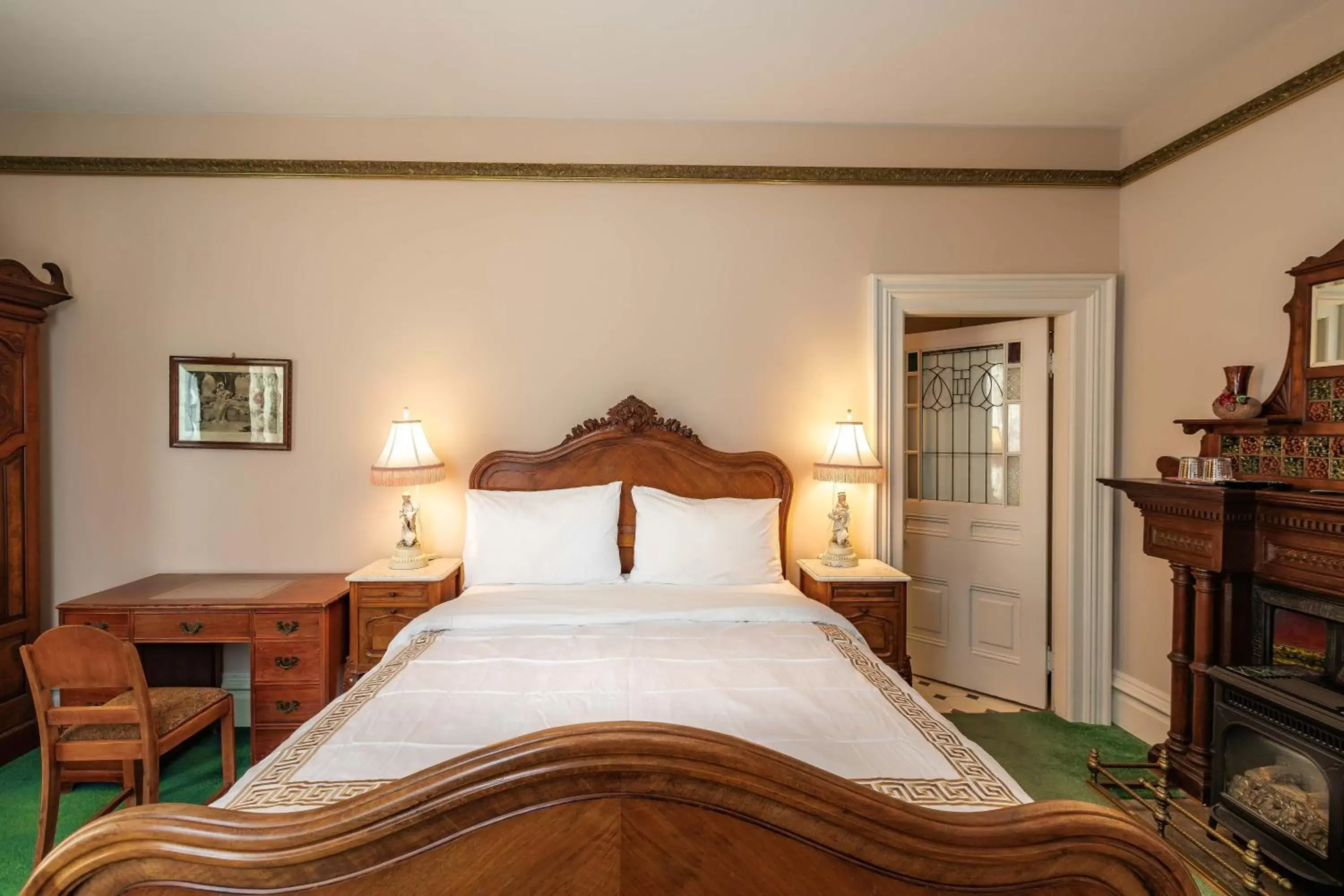 Deluxe Queen Room in Amethyst Inn Deluxe Queen Room in Amethyst Inn