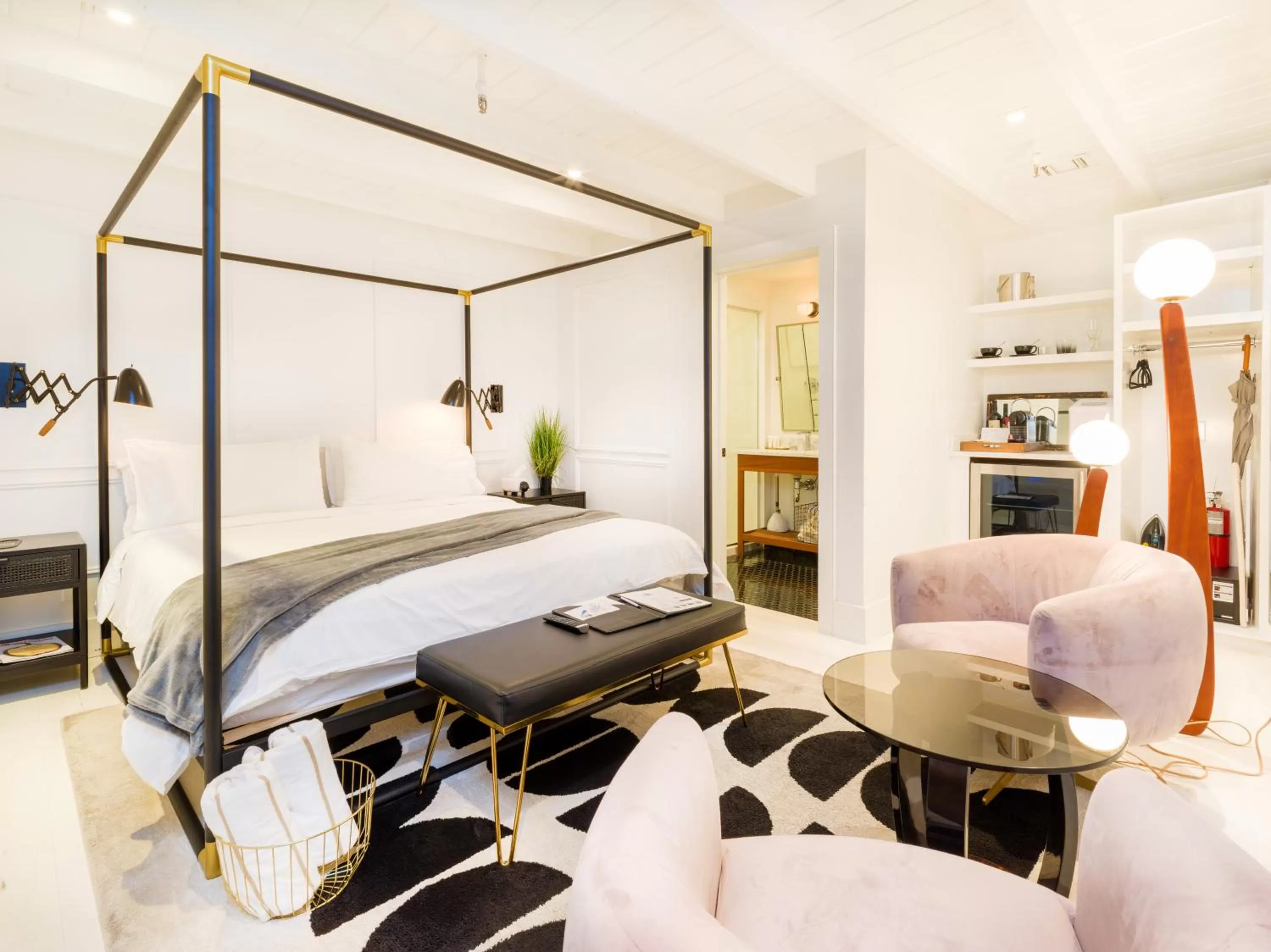 Photo of the whole room, Bed in American Beech Hotel