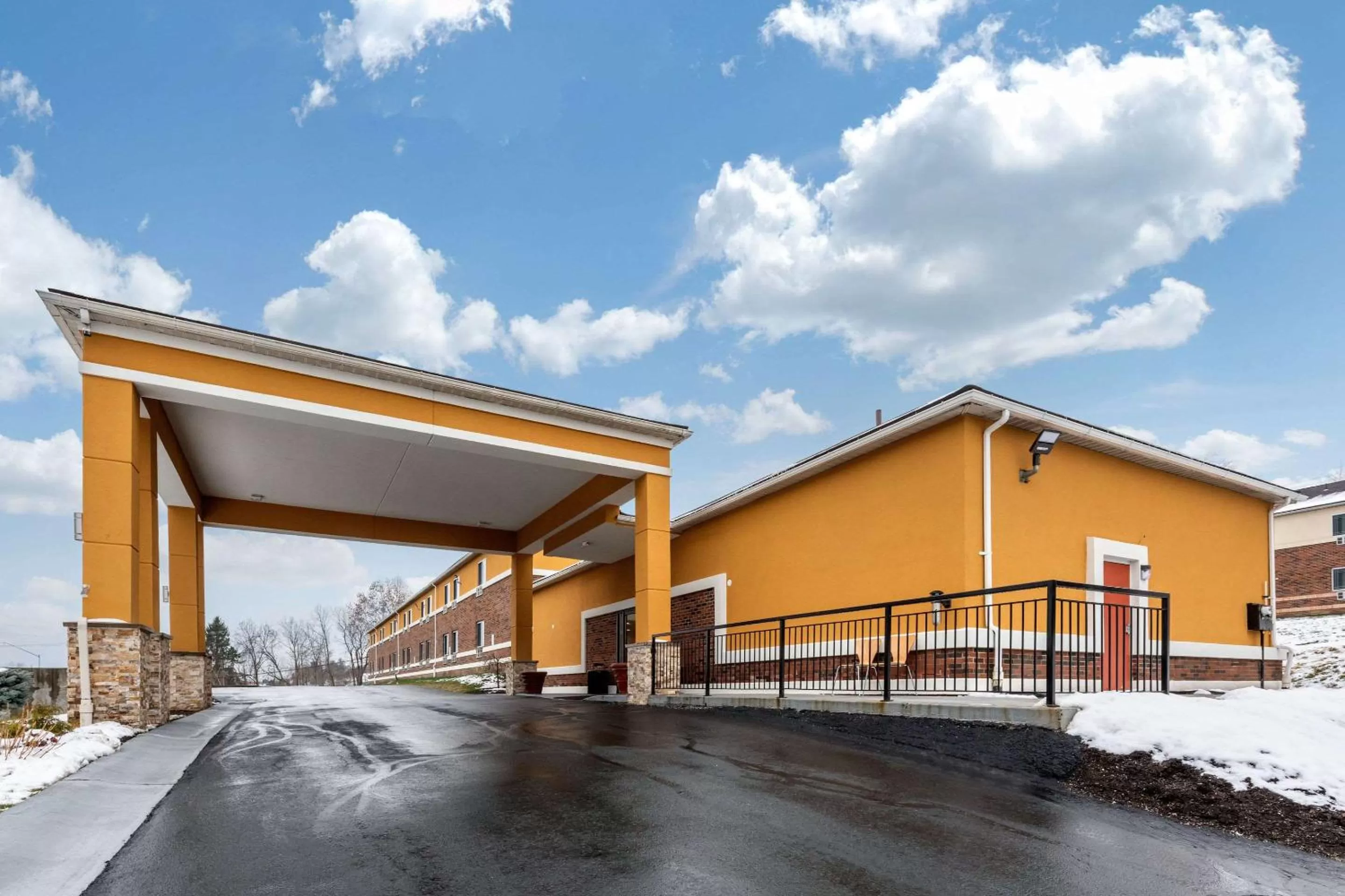 Property building in Quality Inn Coraopolis