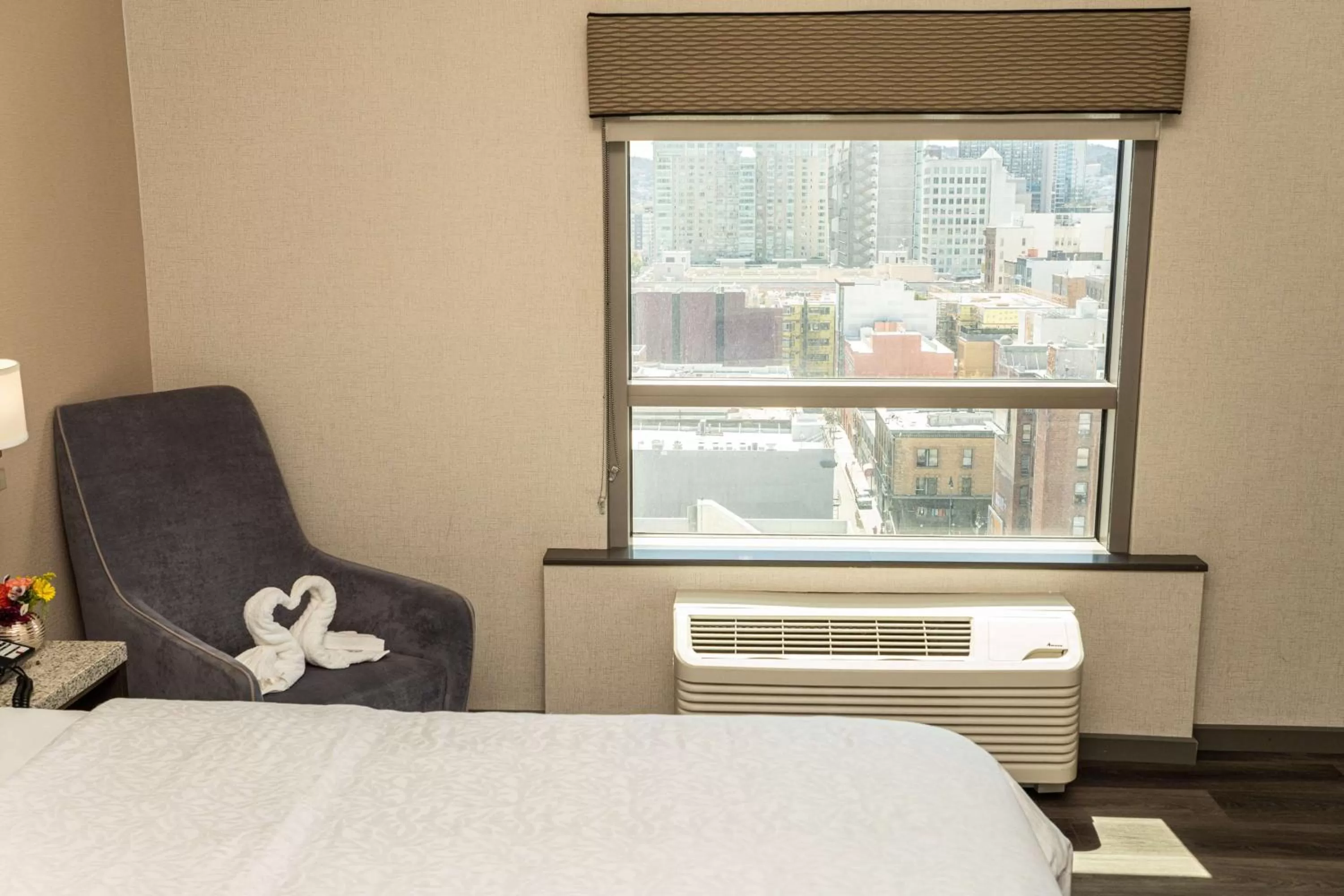 Bed in Hampton Inn San Francisco Downtown/Convention Center