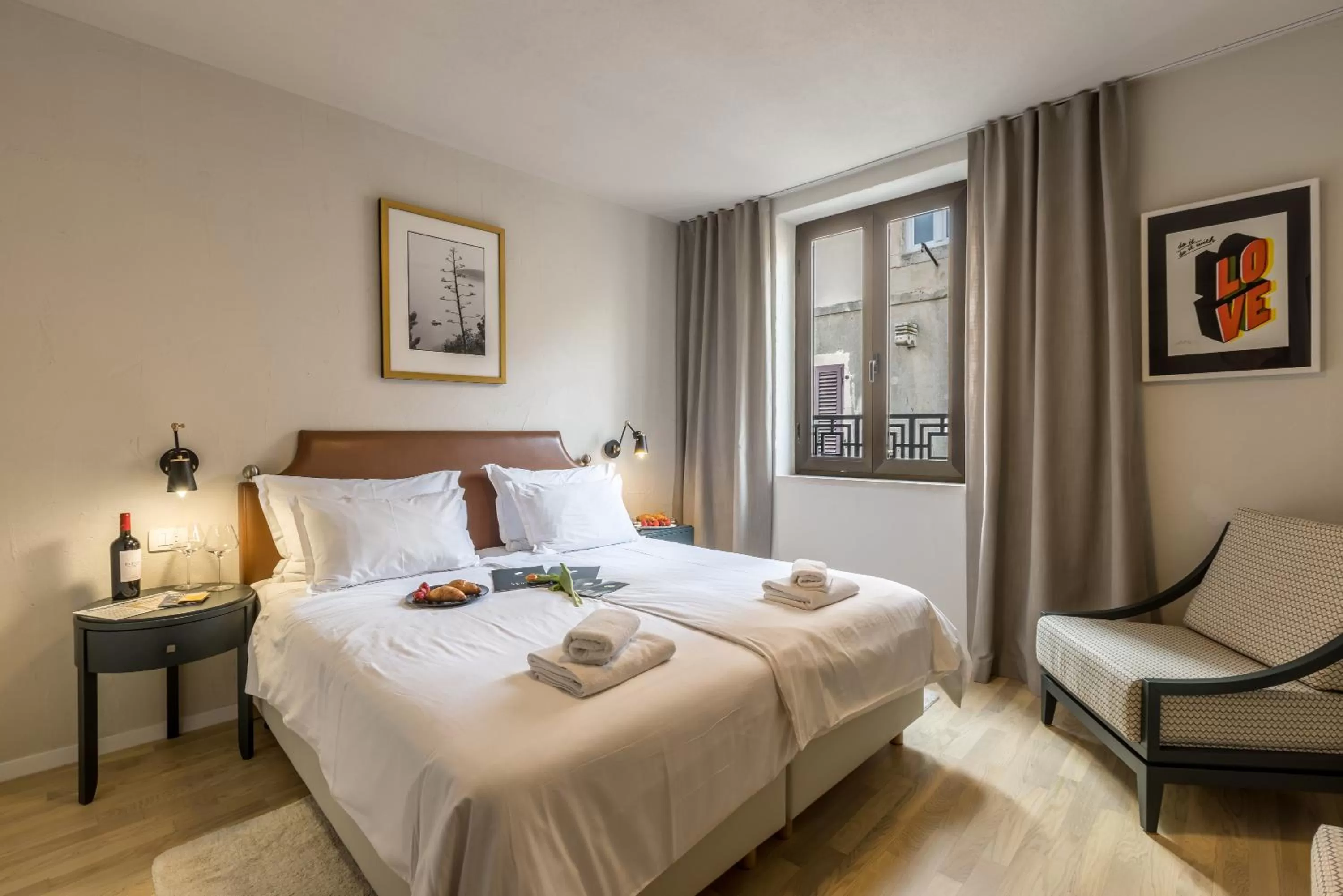 Bed in Leonis Restaurant & Rooms