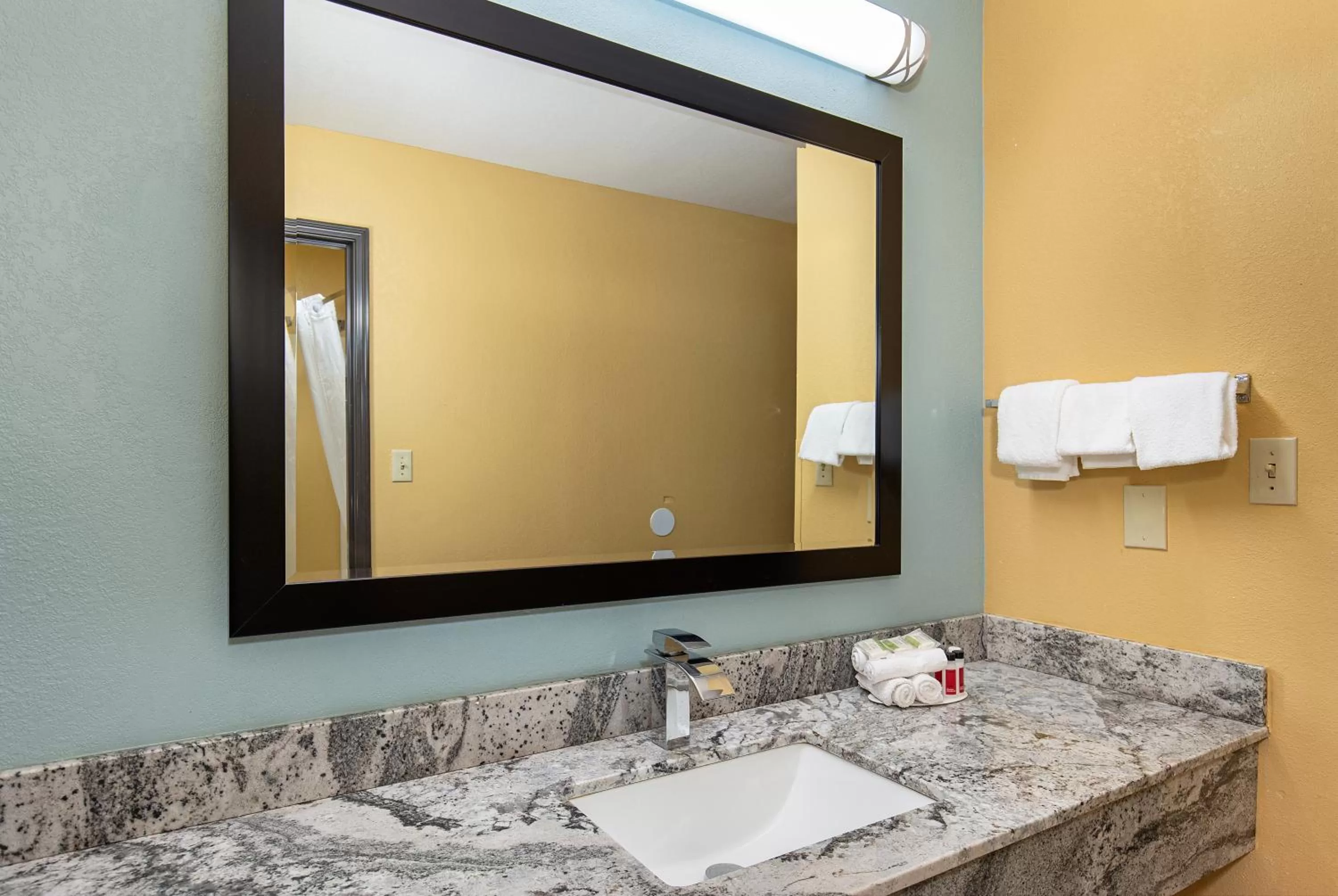 Bathroom in Super 8 by Wyndham Eddyville/Kuttawa