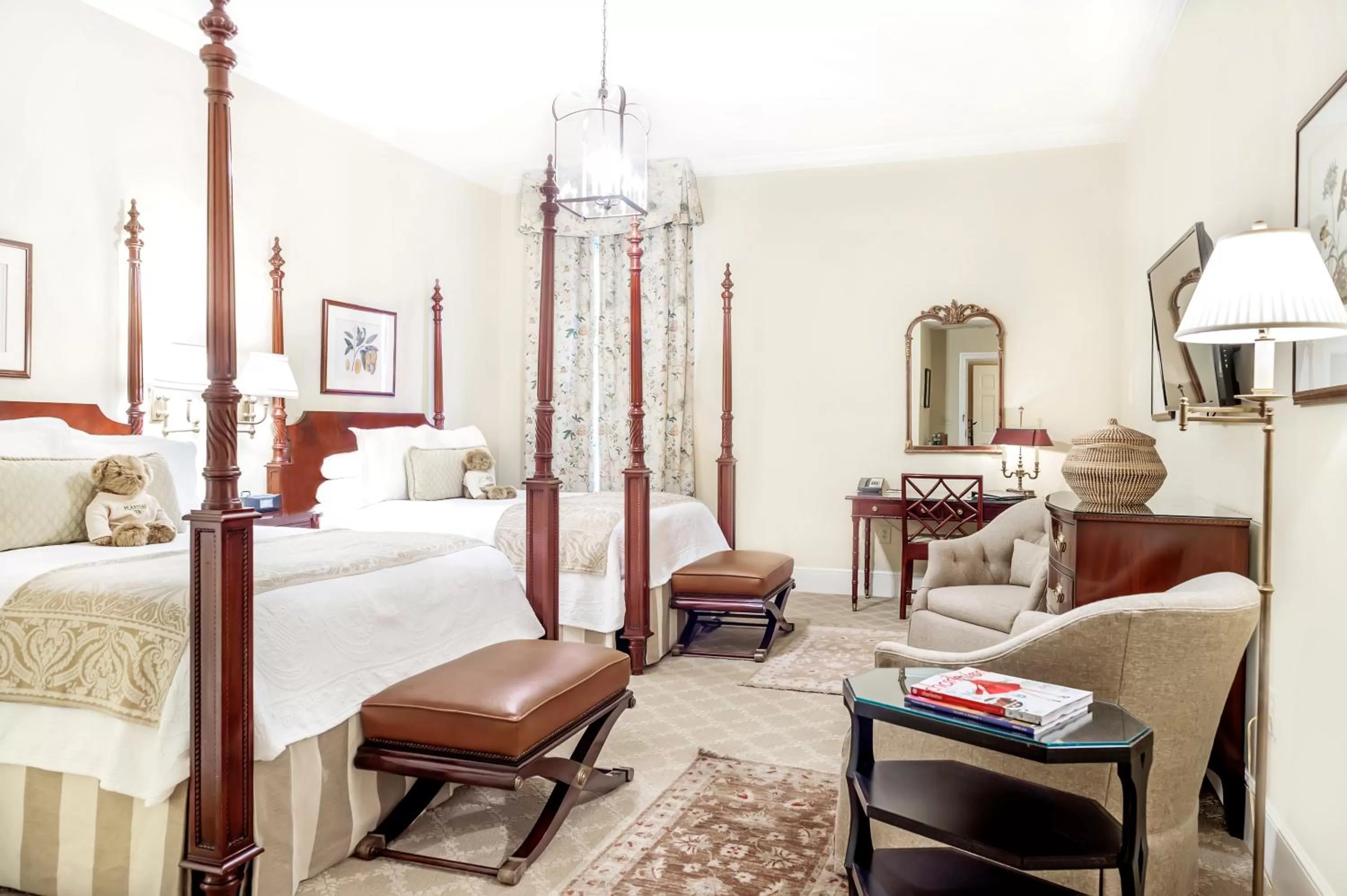 Photo of the whole room, Bed in Planters Inn - Charleston