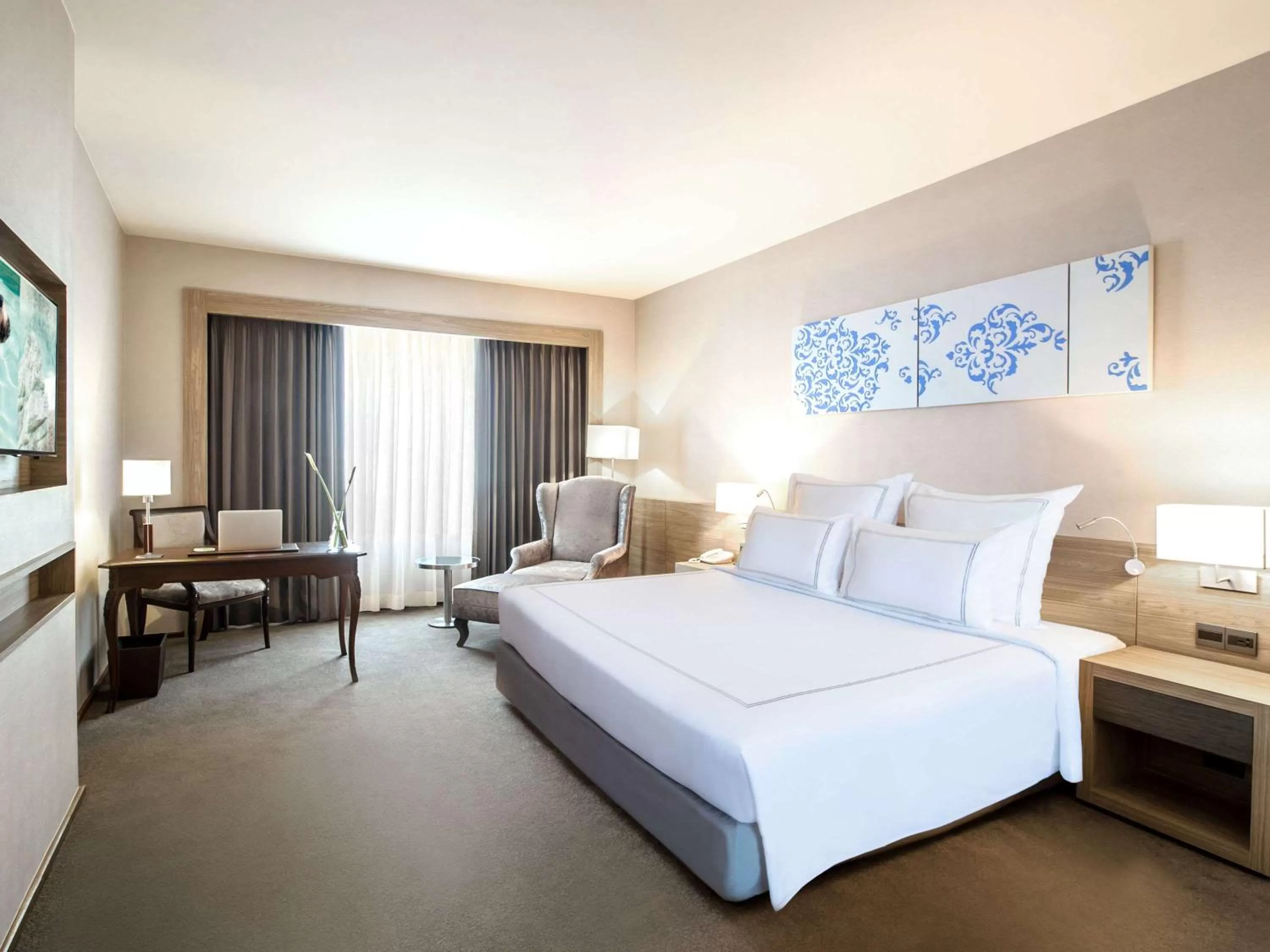 Photo of the whole room, Bed in Swissotel Bangkok Ratchada