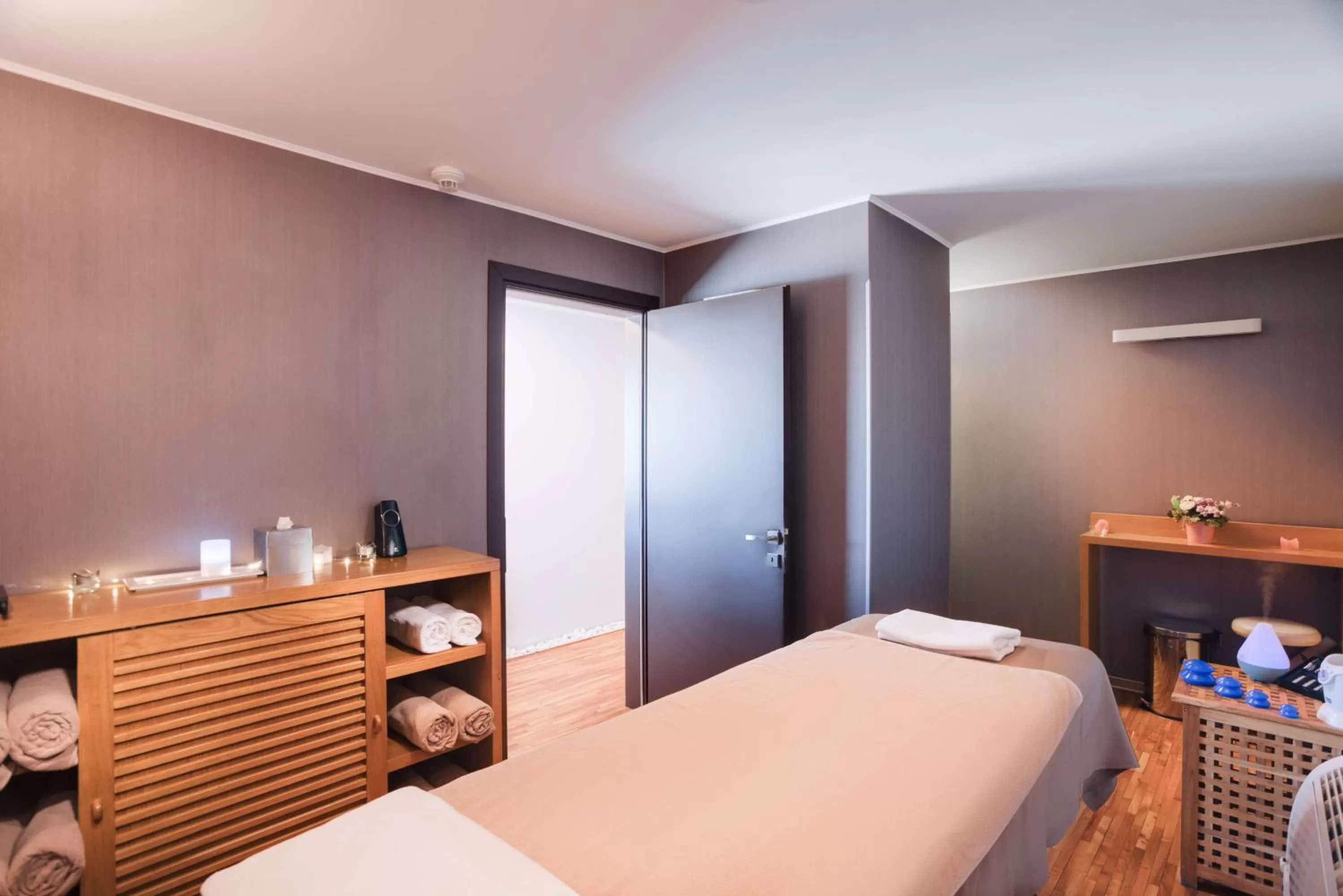 Massage, Bed in DoubleTree by Hilton Hotel Cluj - City Plaza