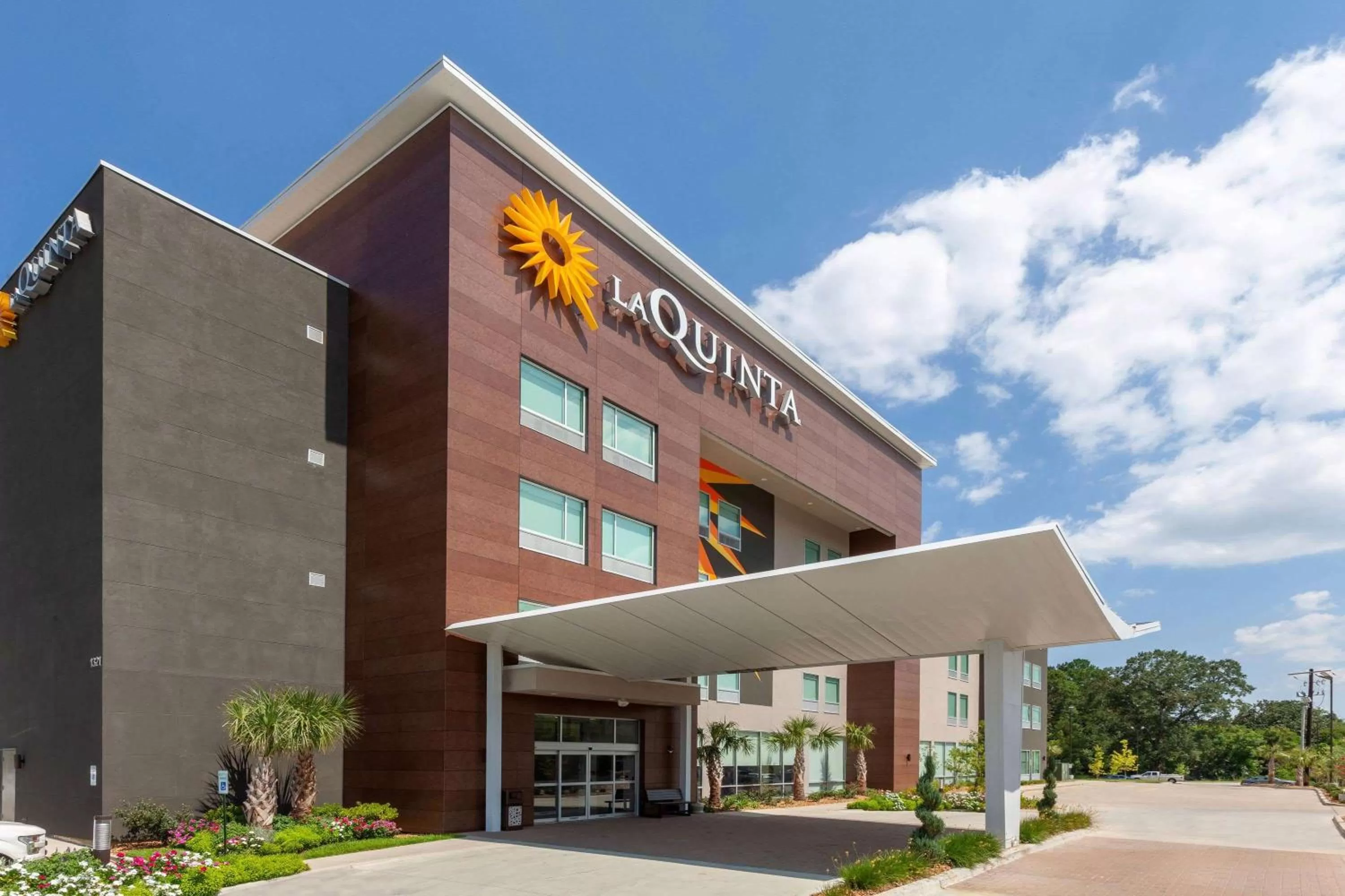 Property building in La Quinta Inn & Suites by Wyndham Lafayette Oil Center