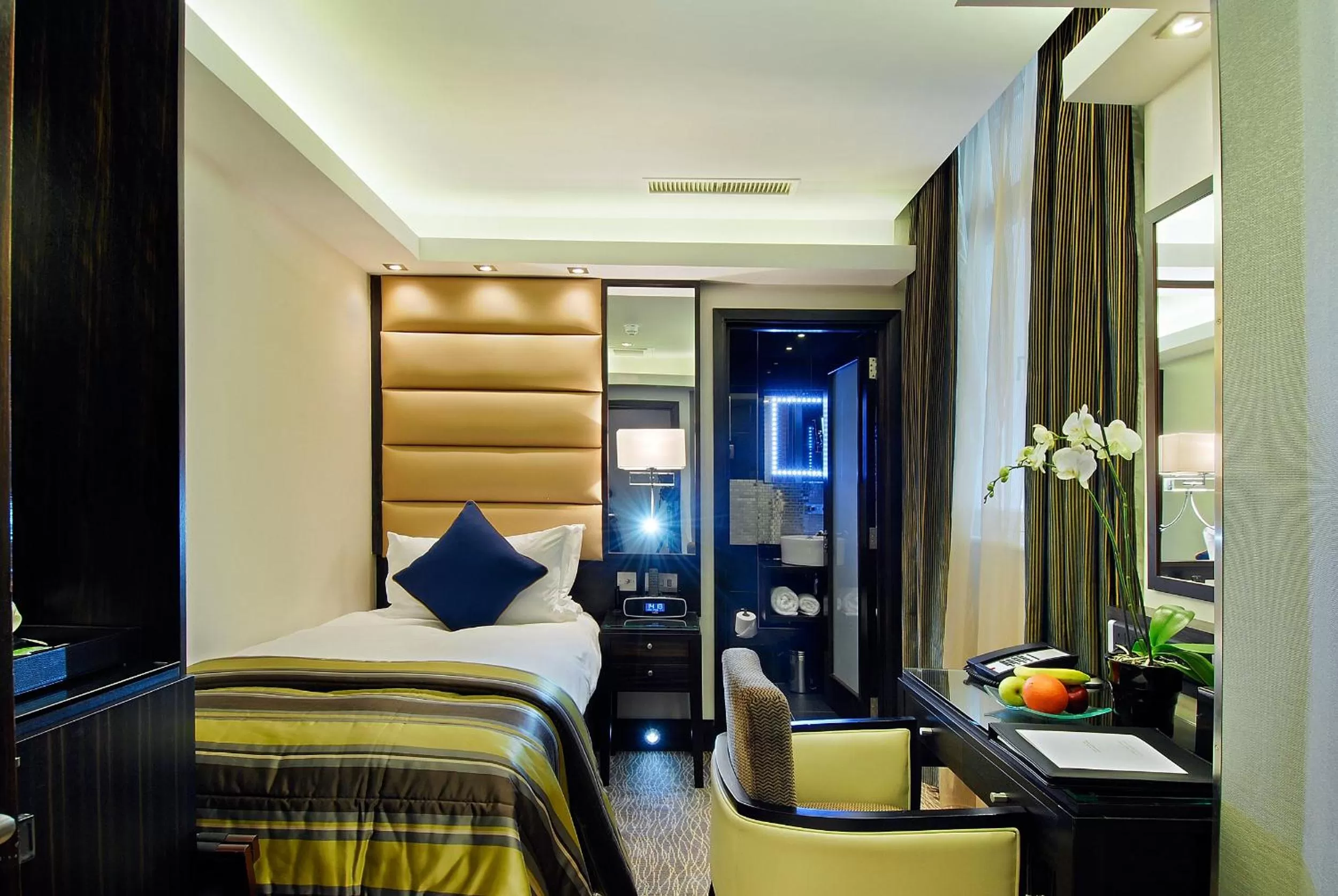 Bedroom, Bed in Park Grand Mayfair