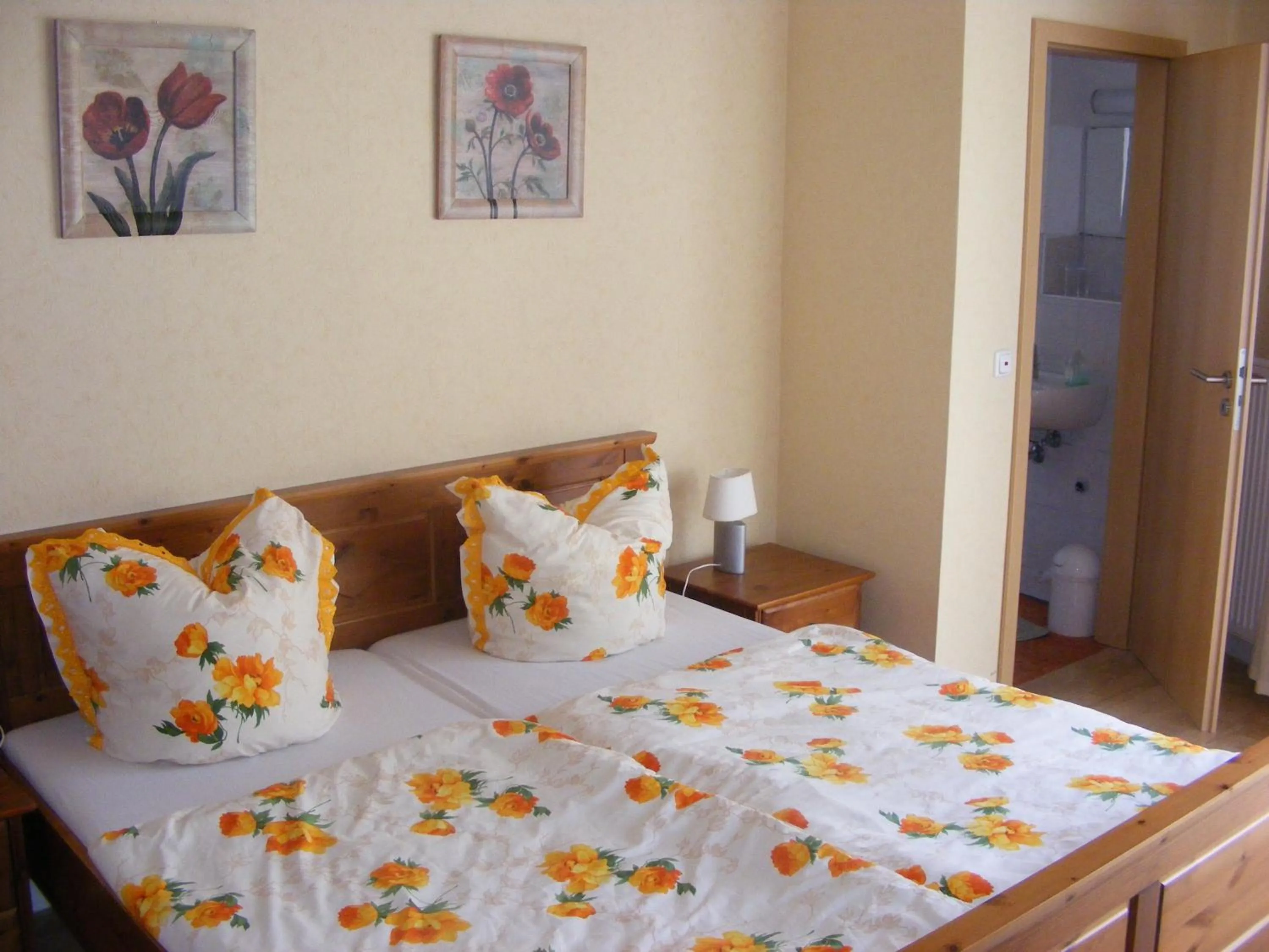 Bedroom, Bed in Zum Achten Himmel