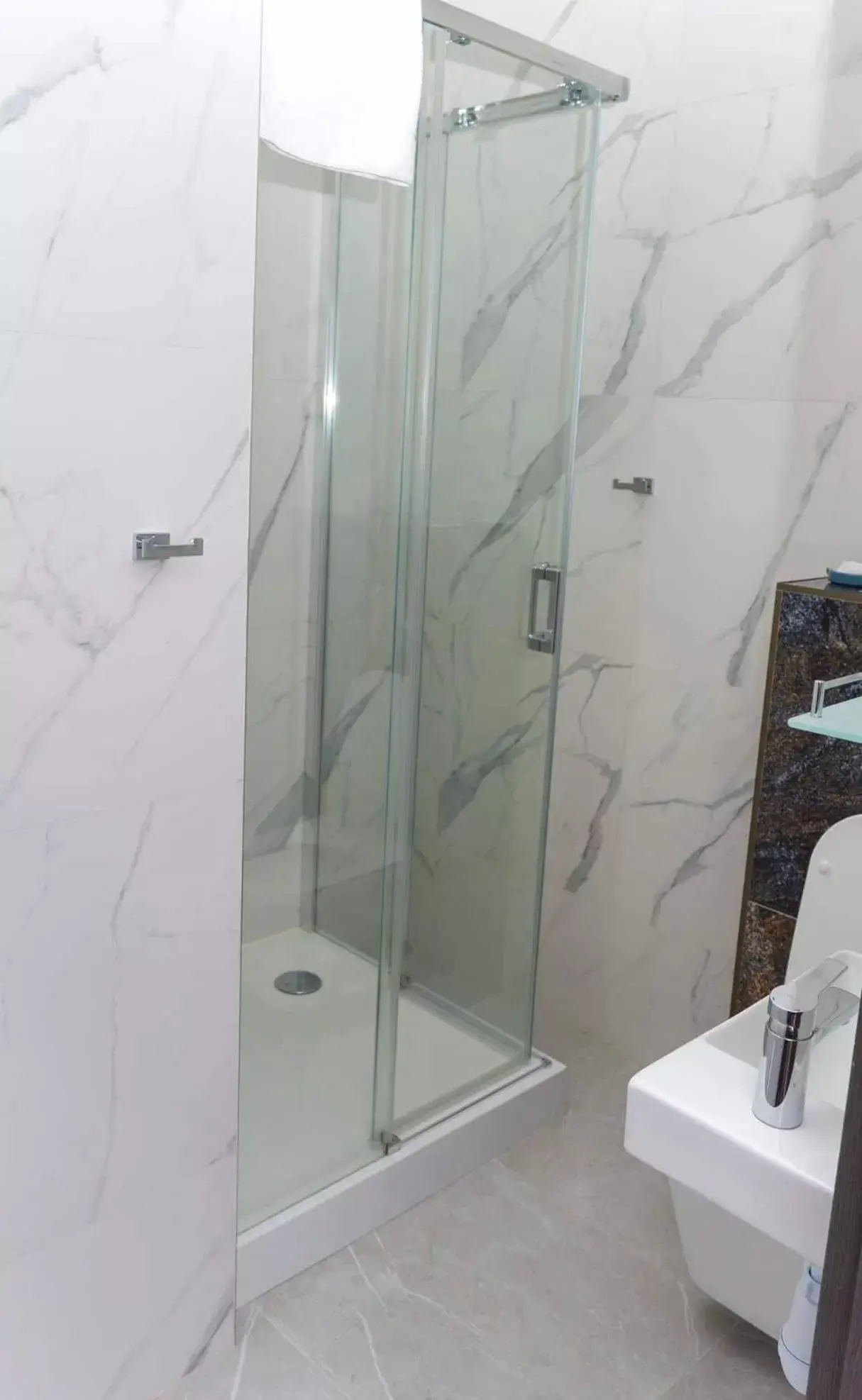 Twin Room with Bathroom - single occupancy in Bon Żur Twin Room with Bathroom - single occupancy in Bon Żur