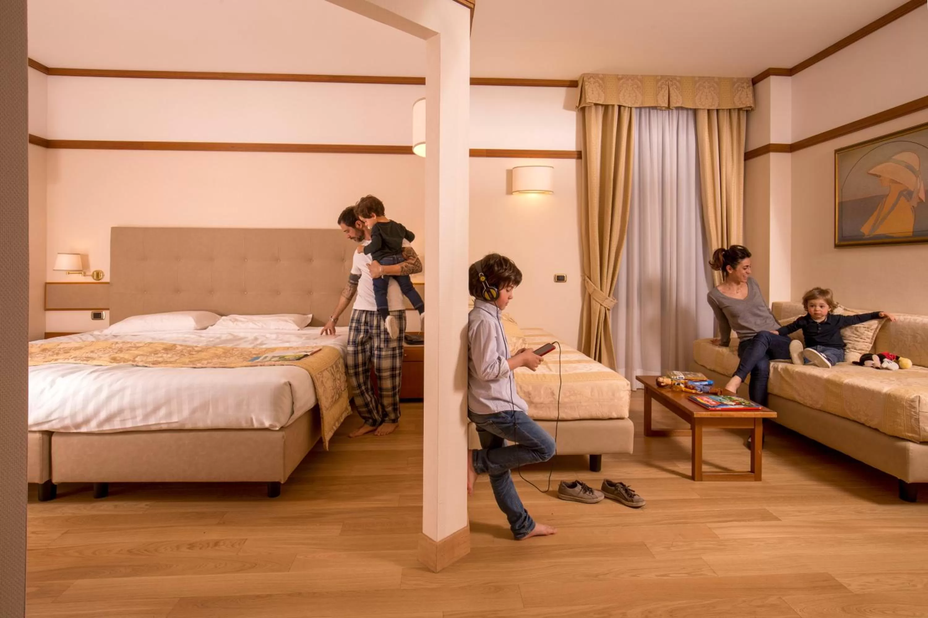 People, Bed in La Residenza