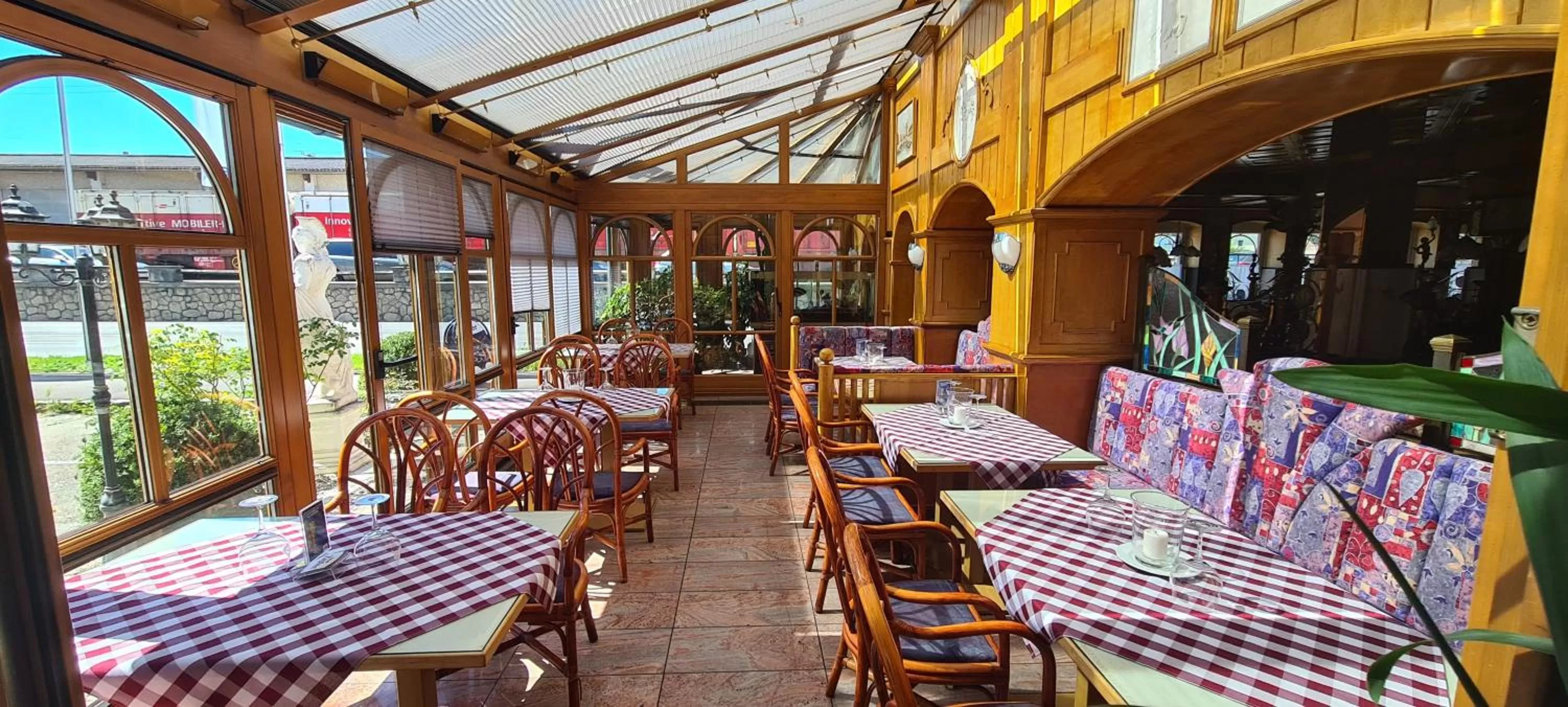 Restaurant/places to eat in Höckner Plaza Hotel