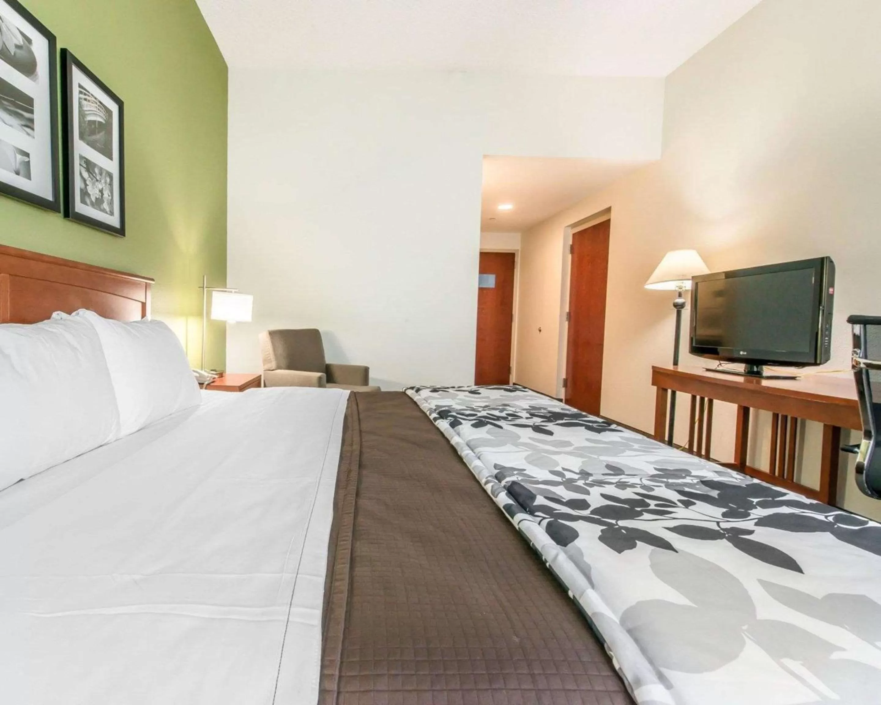 Photo of the whole room, Bed in Sleep Inn & Suites Winchester near University