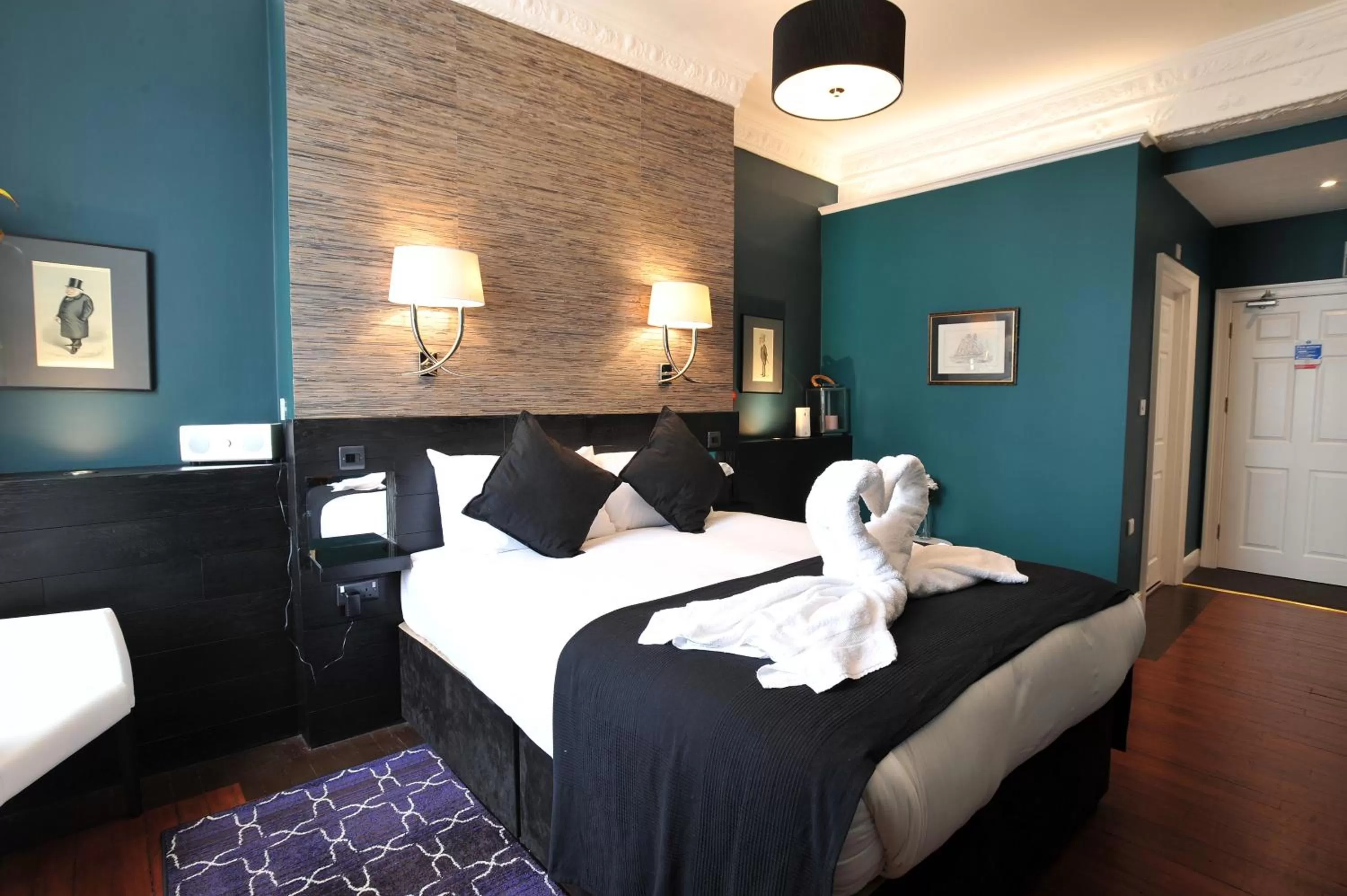 Photo of the whole room, Bed in The Kings Arms Hotel