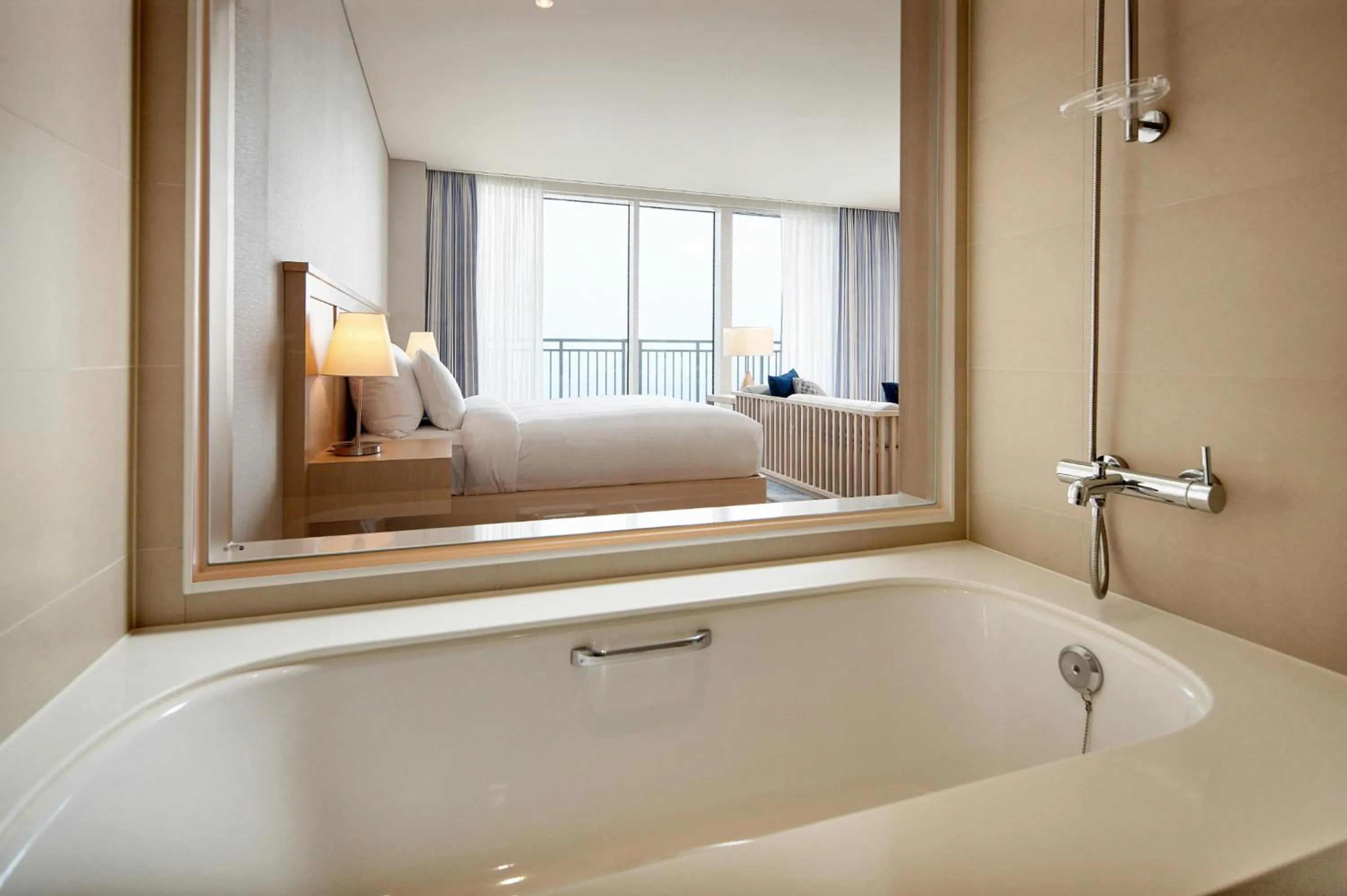 Shower, Bed in Lotte Resort Sokcho