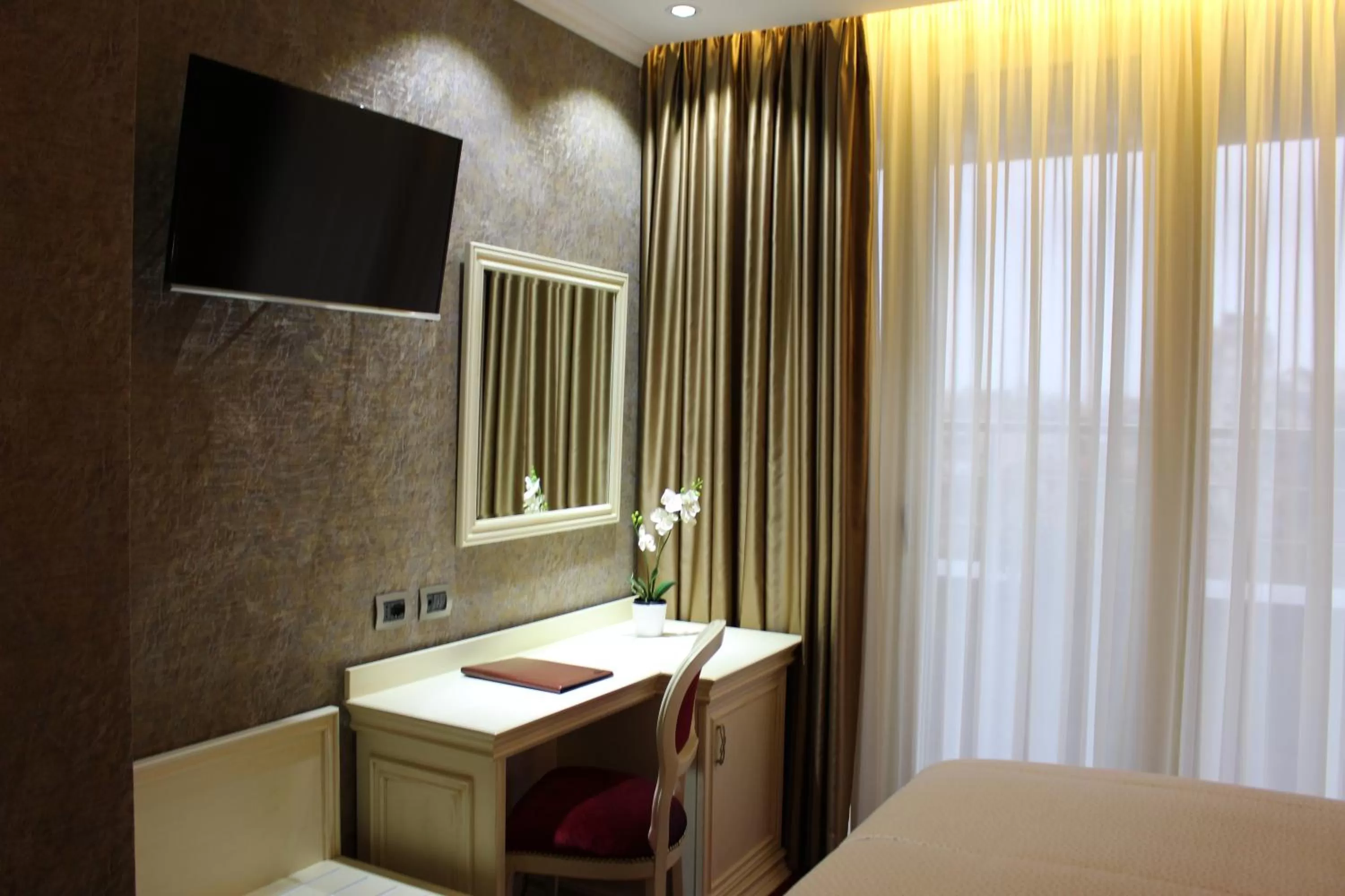 Communal lounge/ TV room, Bed in Grand Hotel & Spa Tirana