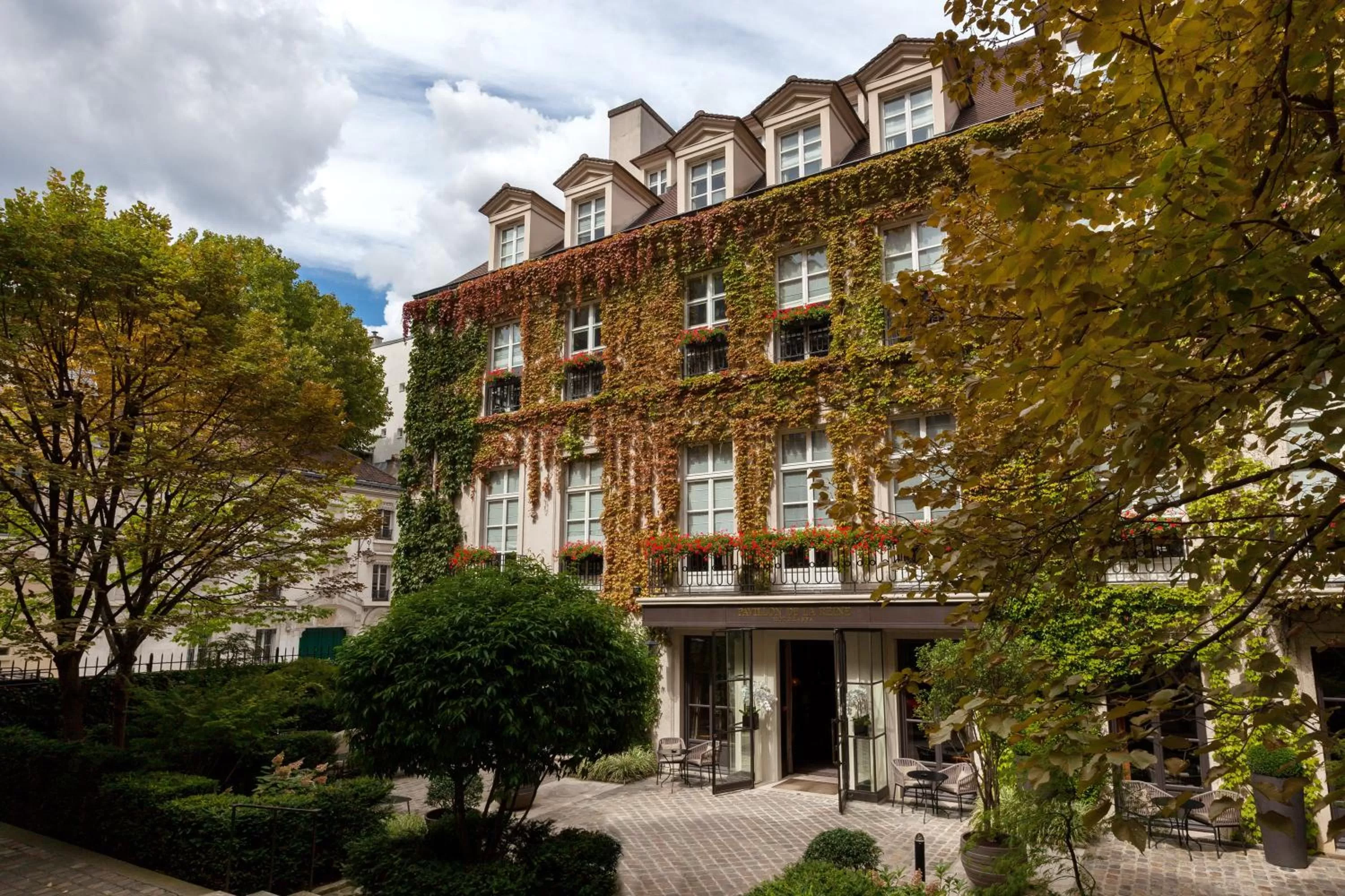 Facade/entrance in Le Pavillon de la Reine & Spa, Place des Vosges