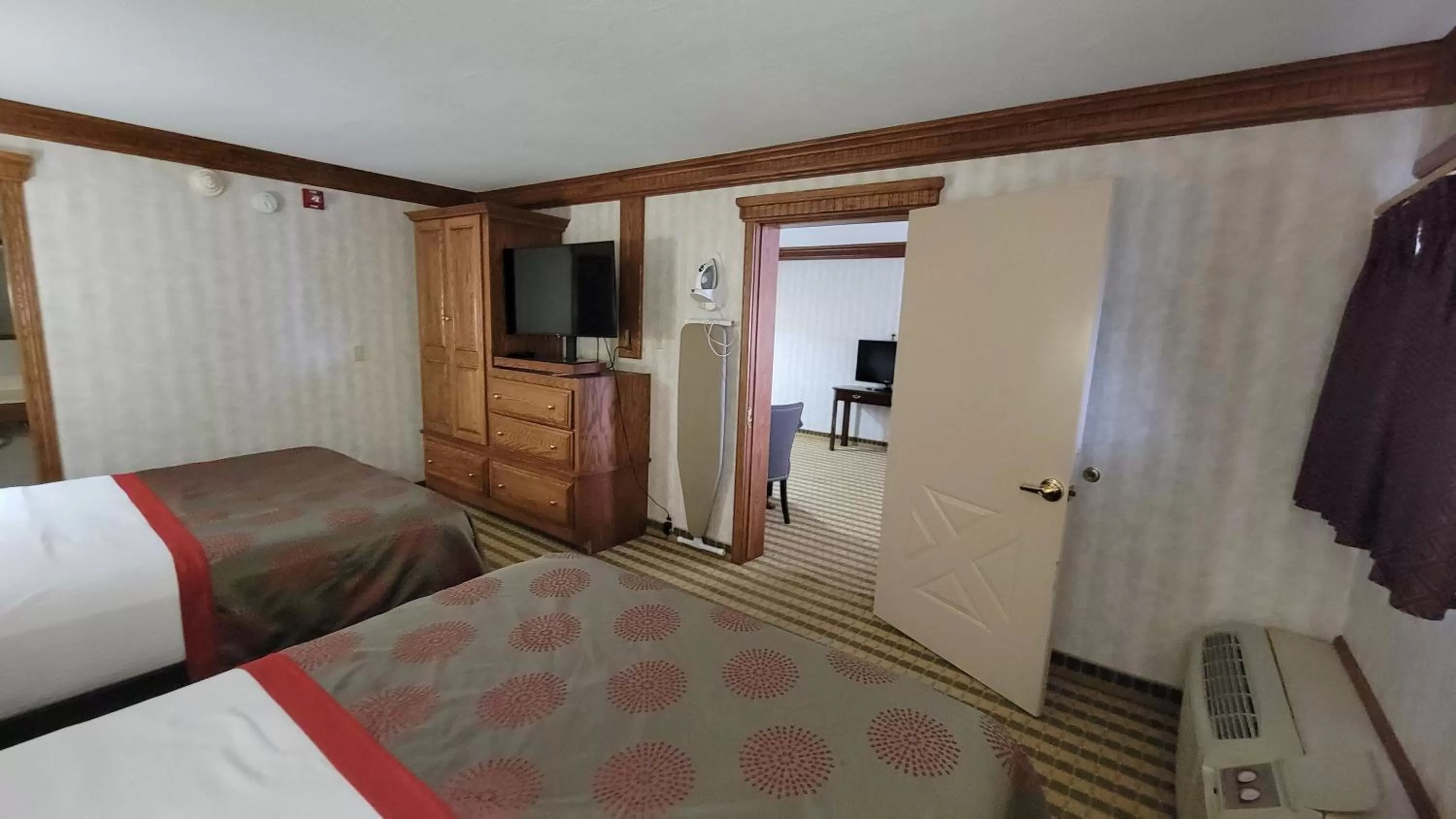 Bedroom, Bed in Ramada by Wyndham Saginaw Hotel & Suites
