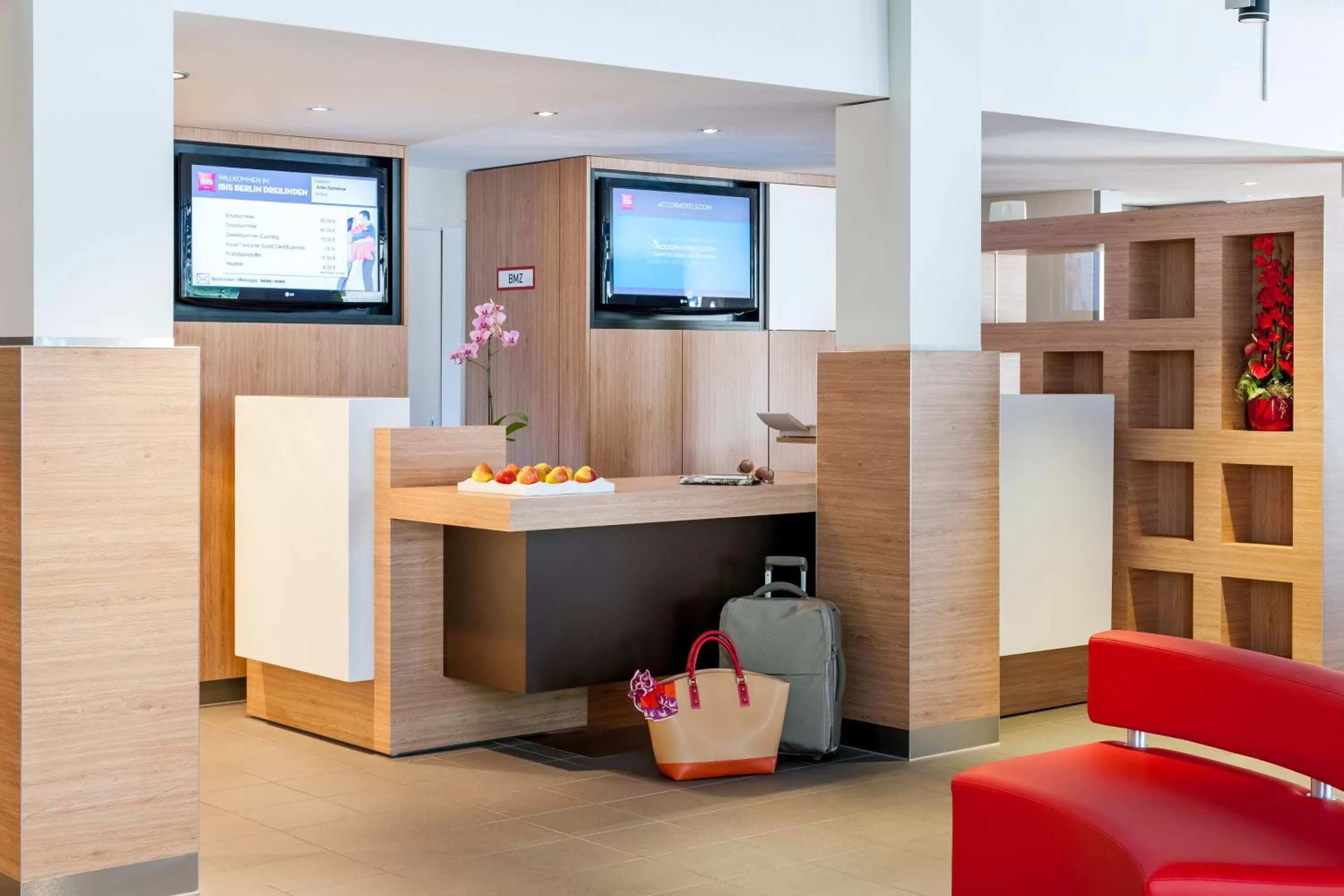 Lobby or reception in ibis Berlin Dreilinden