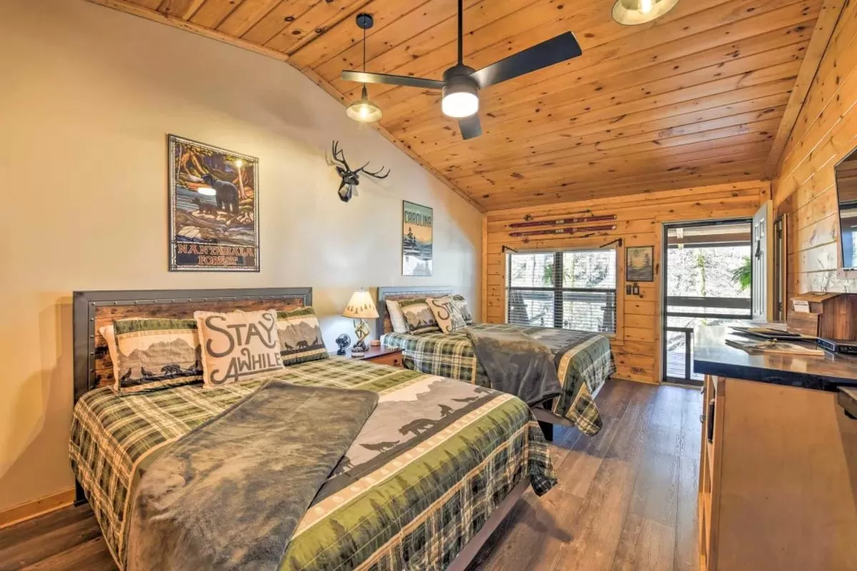 Bed in The Lodge Nantahala River