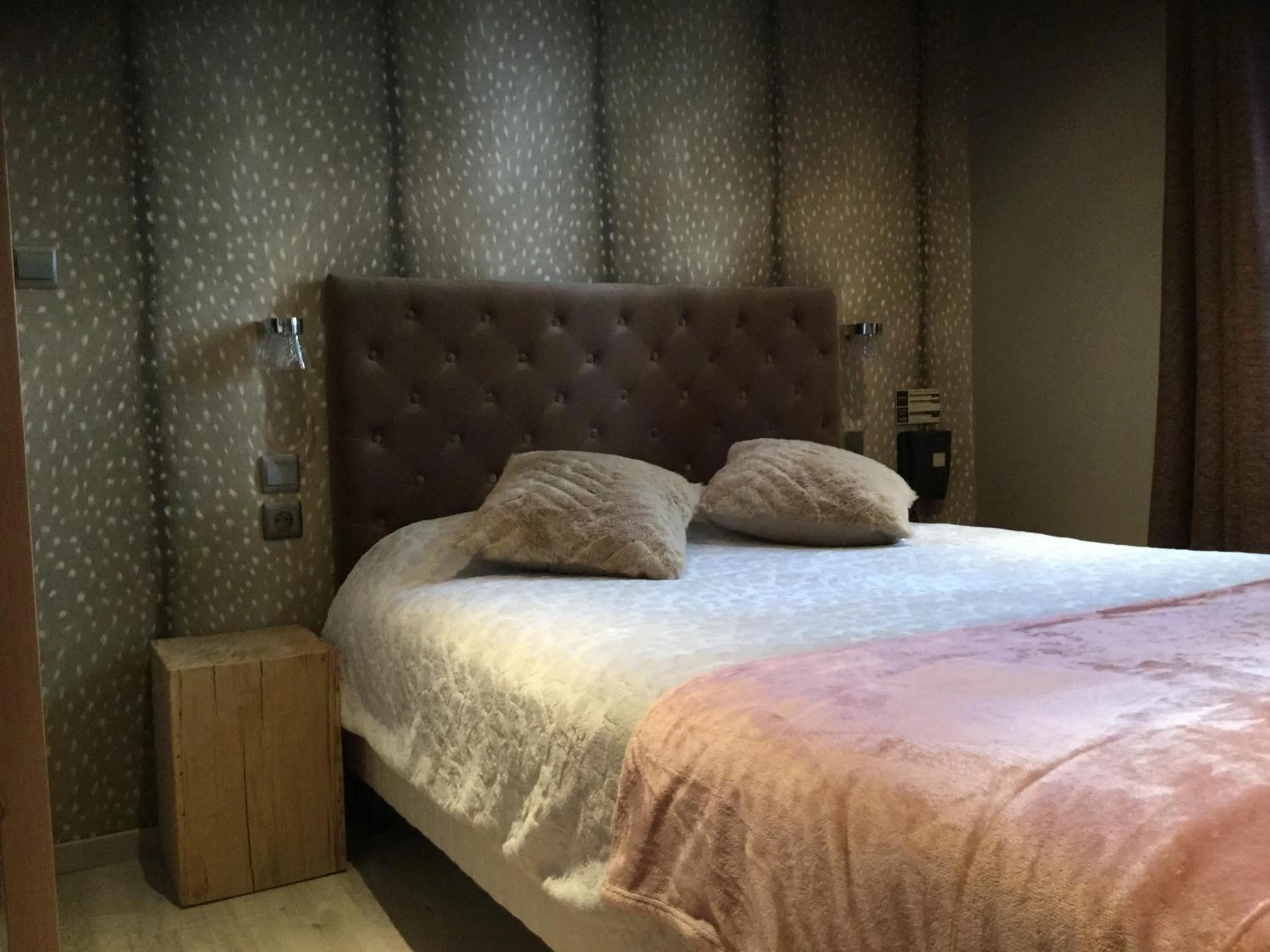 Bed in Hôtel du Commerce