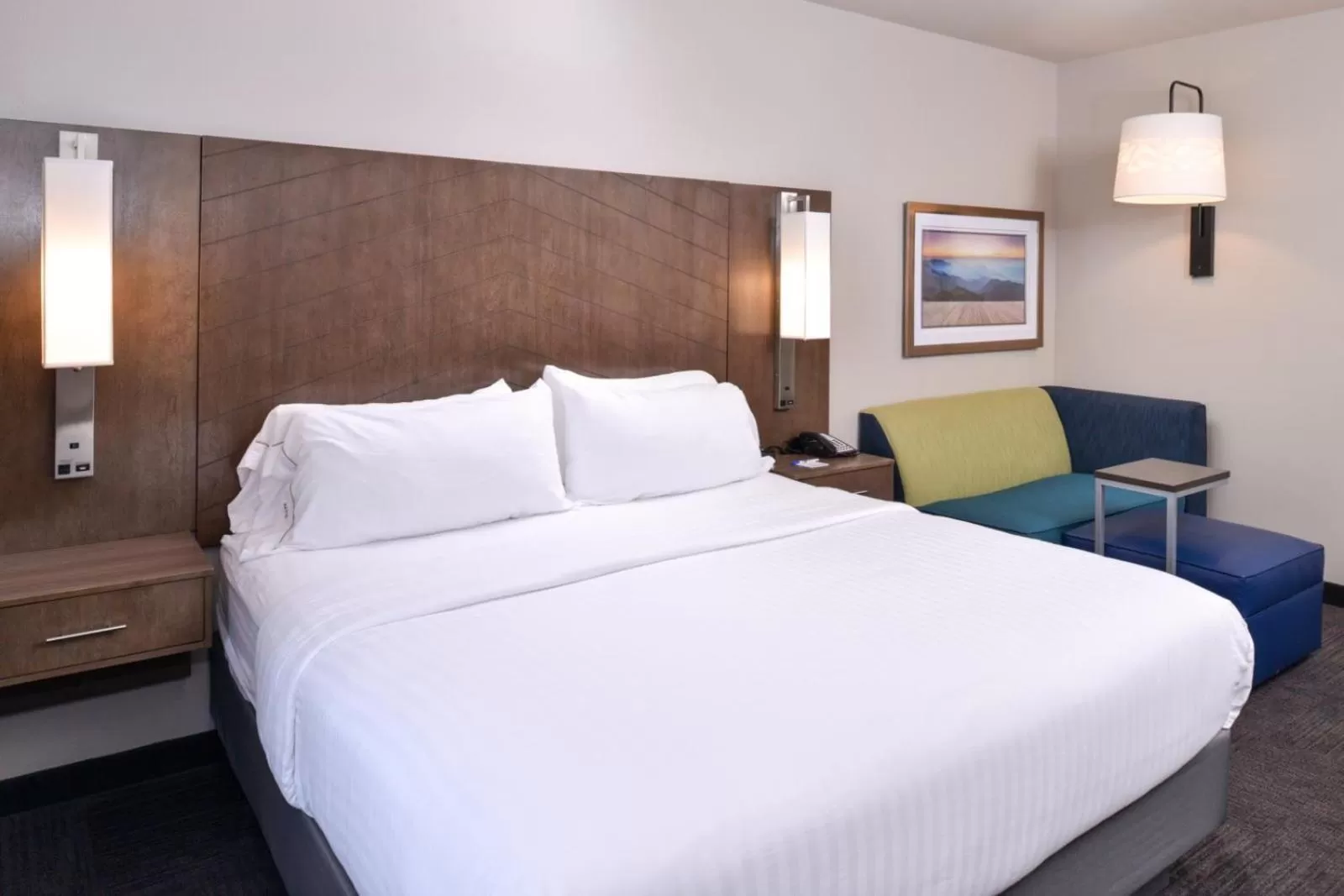 Bed in Holiday Inn Express and Suites Bryant - Benton Area by IHG