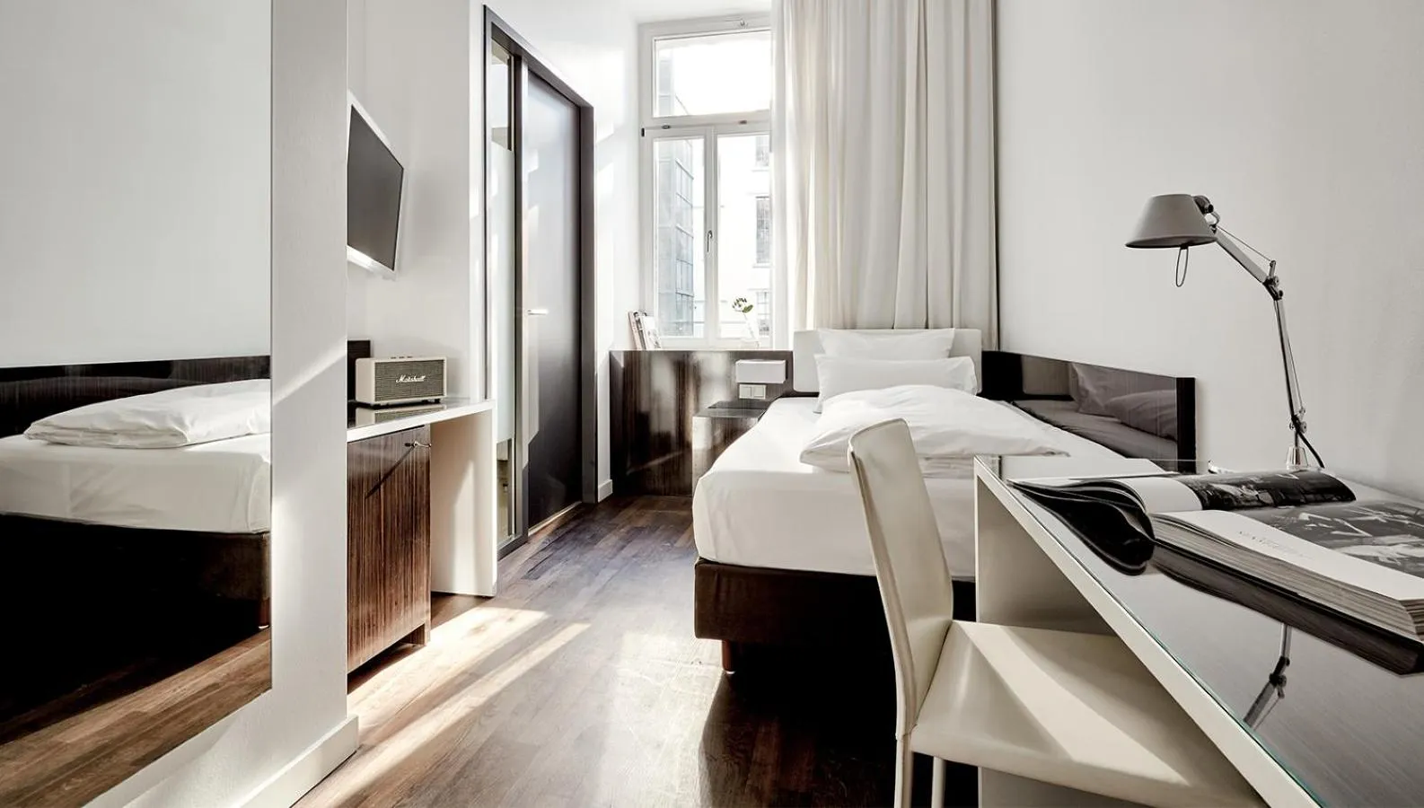 Photo of the whole room, Bed in The Pure, Frankfurt, a Member of Design Hotels