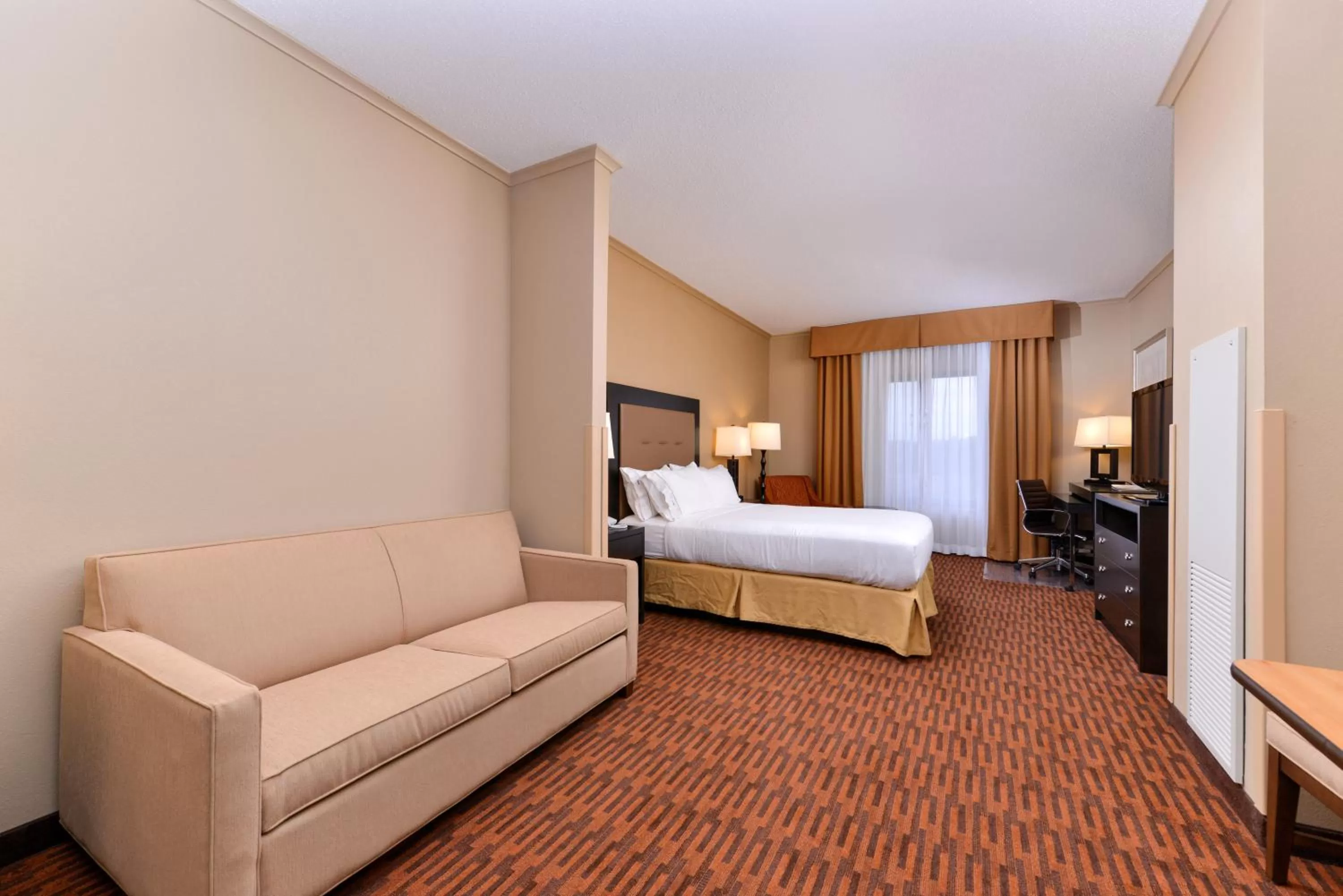 Photo of the whole room, Bed in Holiday Inn Express Breezewood by IHG