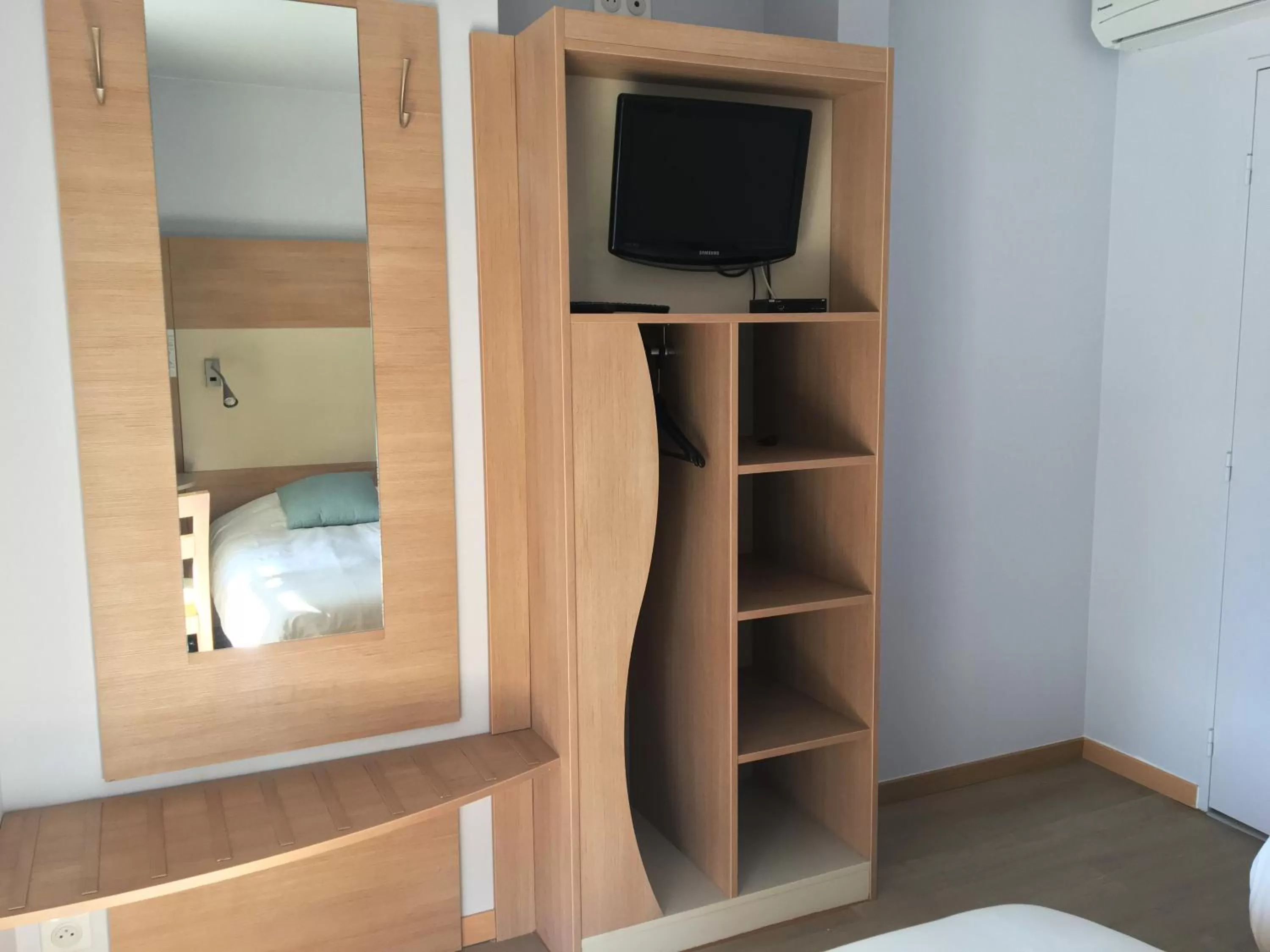 TV and multimedia, Bed in Hotel Cantosorgue