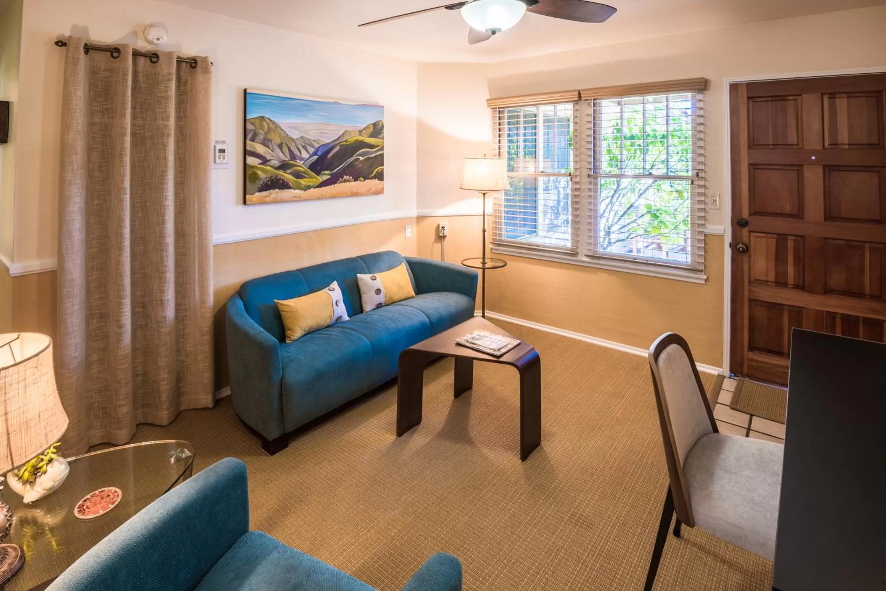 Photo of the whole room in Harbor House Inn