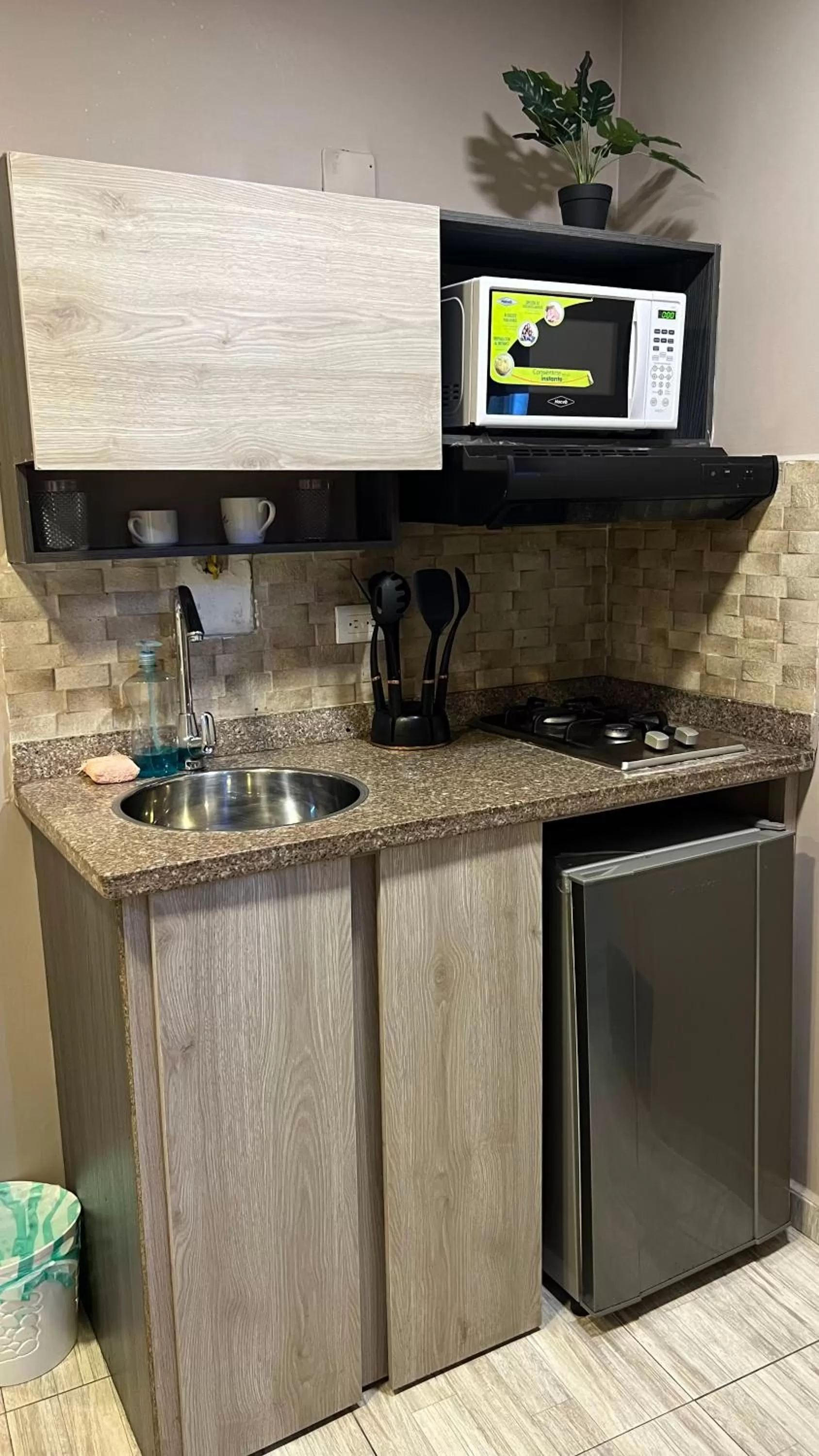 Kitchen/Kitchenette in Bahia 79 Apartasuites Cerca al Centro