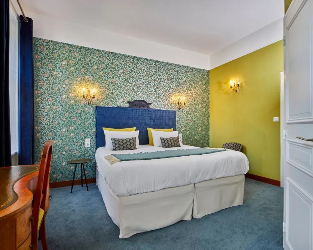 Bed in Hotel de France