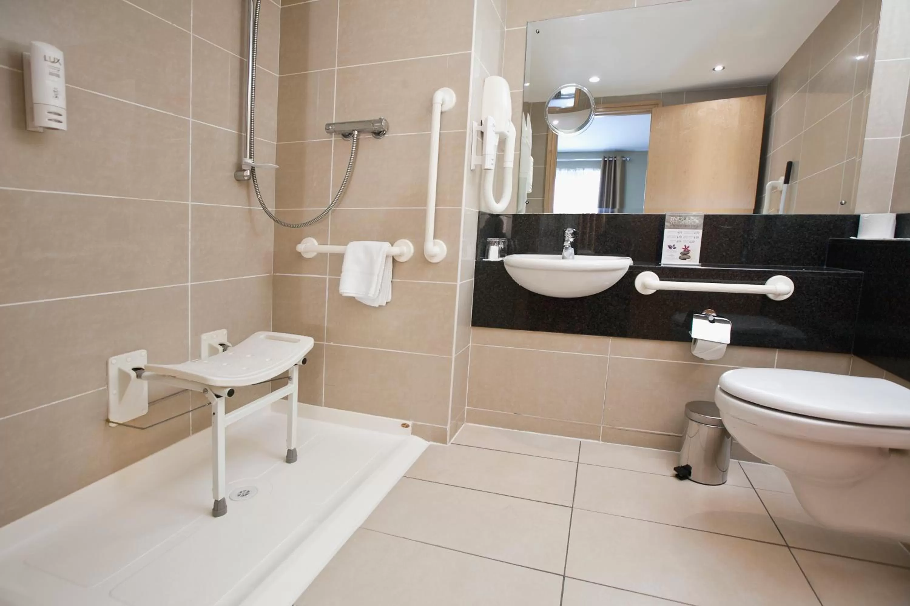 Shower in Academy Plaza Hotel