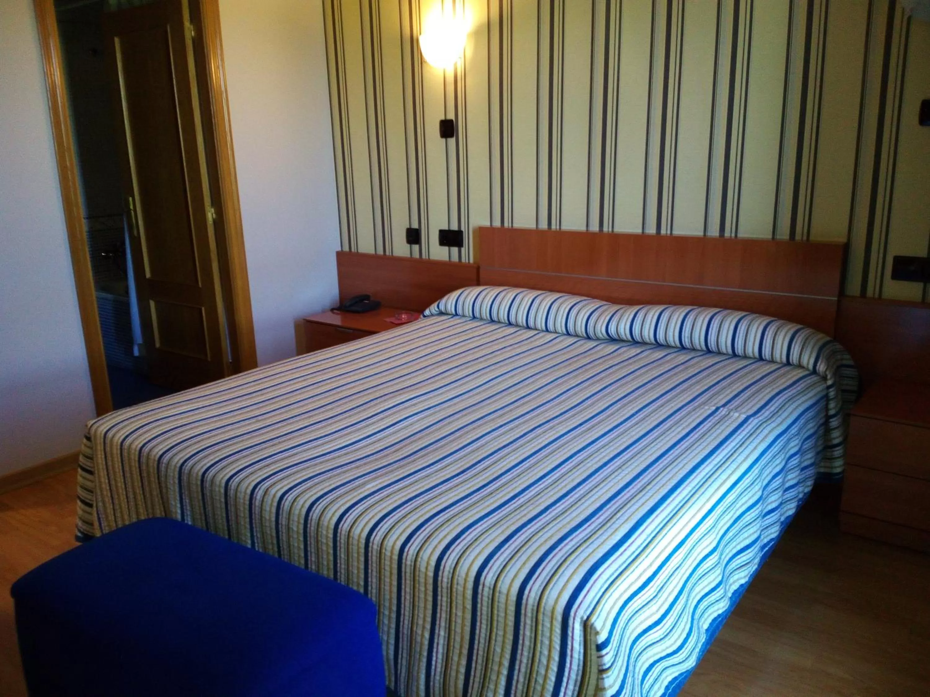Photo of the whole room, Bed in Motel Acropolis