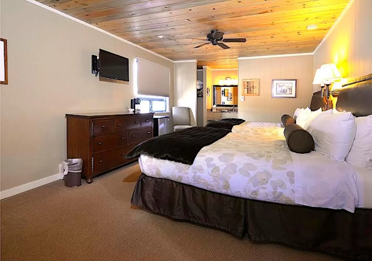 Shower, Bed in Nordic Inn