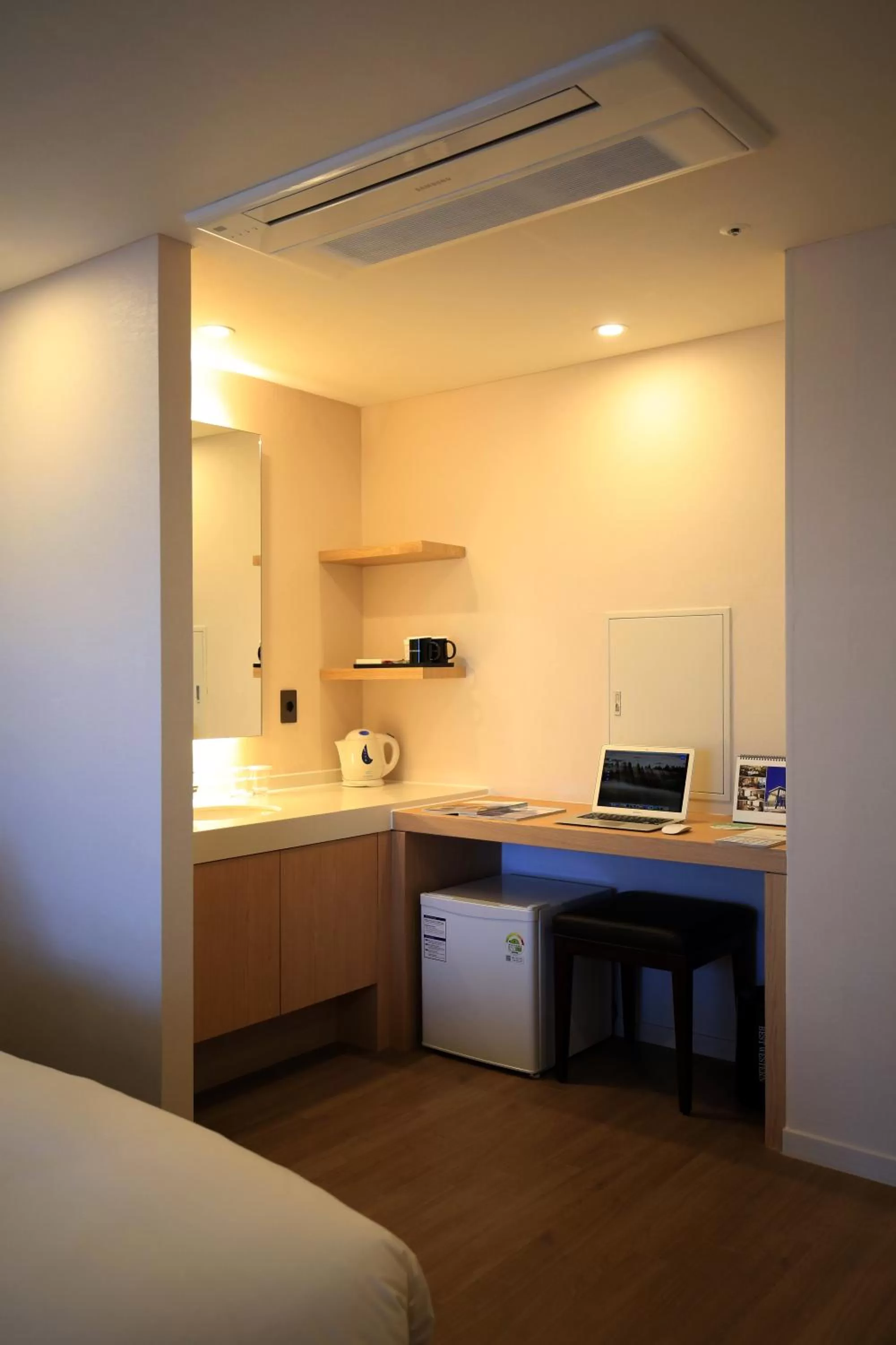 Coffee/tea facilities, Bed in Best Western Jeju Hotel