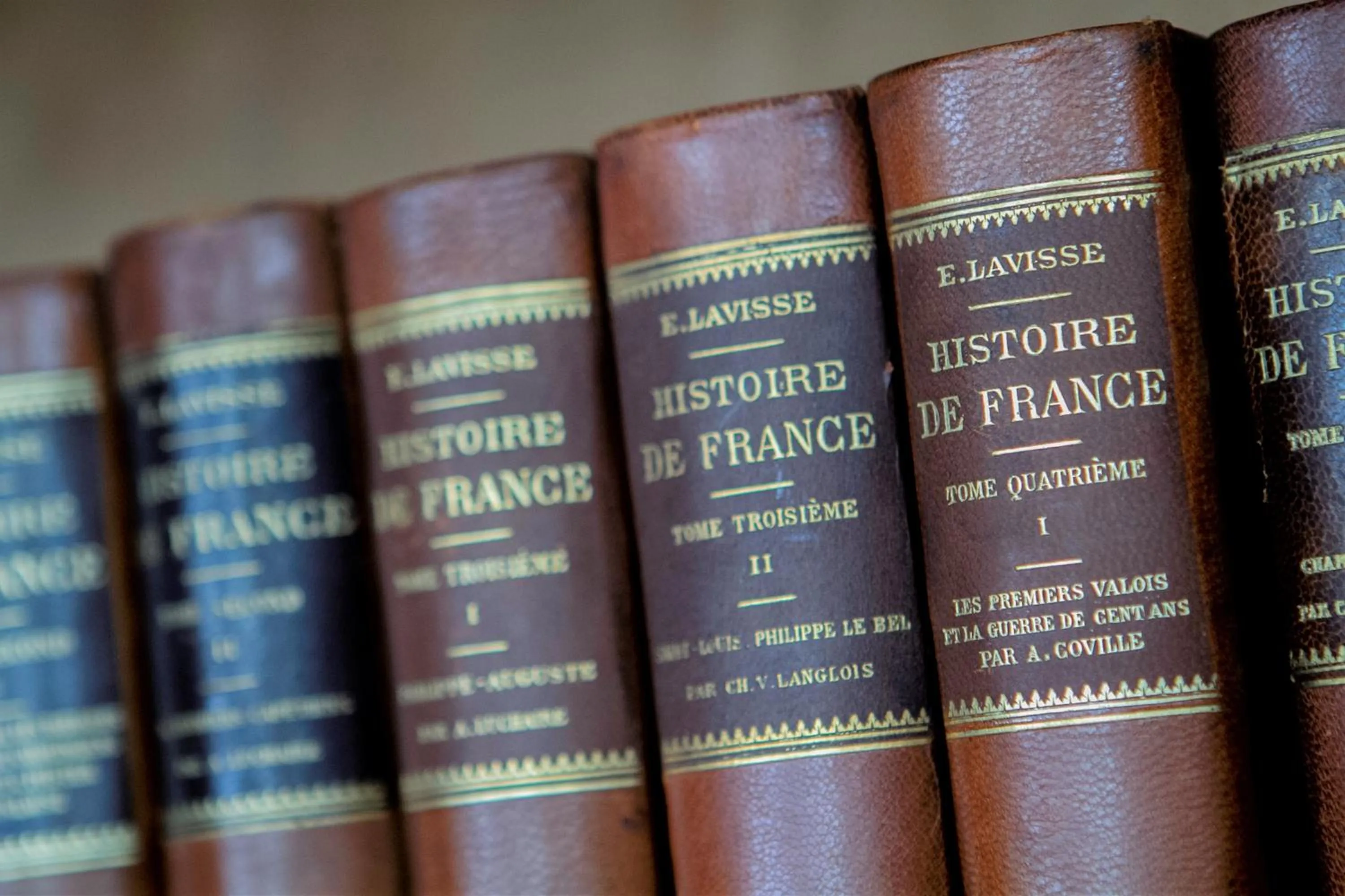 Library in Hôtel du Théâtre by Patrick Hayat