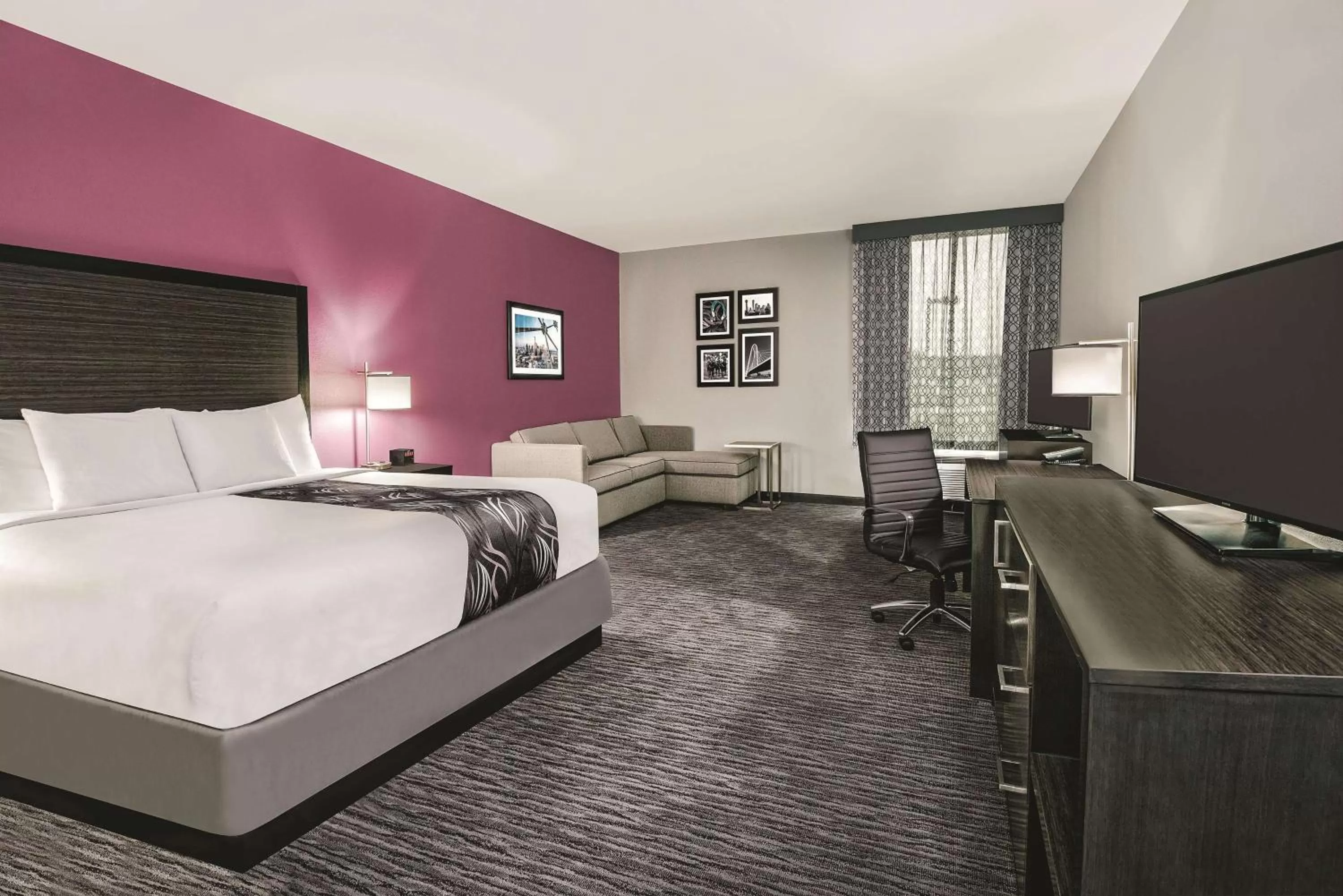 Photo of the whole room, Bed in La Quinta by Wyndham Dallas Grand Prairie North