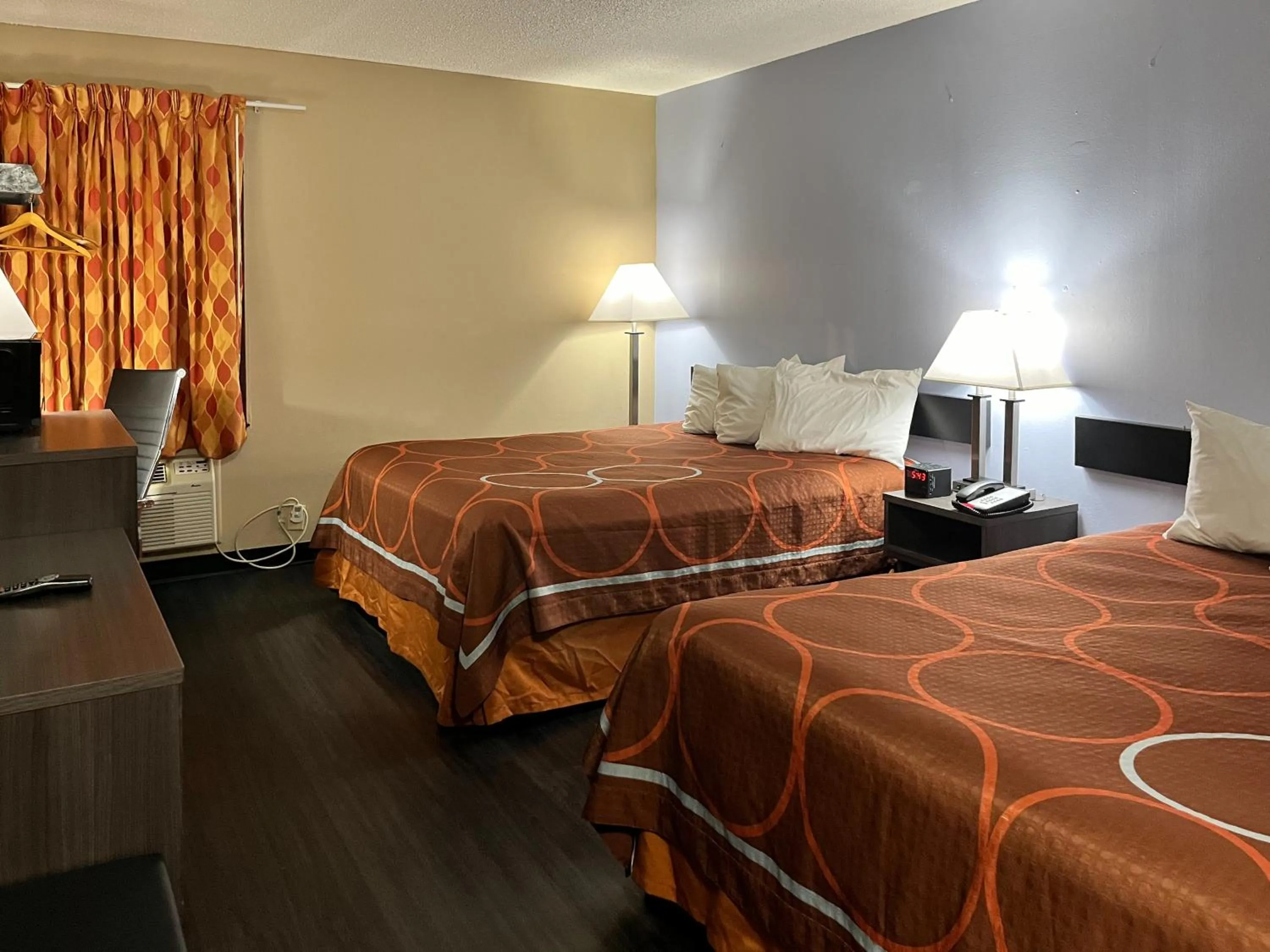 Bedroom, Bed in Super 8 by Wyndham Litchfield