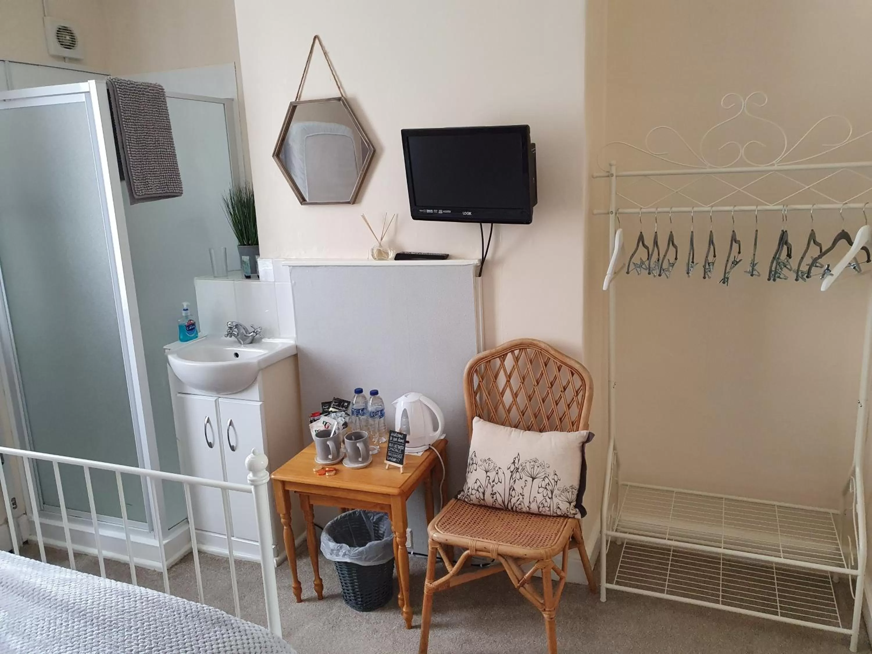 Coffee/tea facilities in Lyndale Guest House