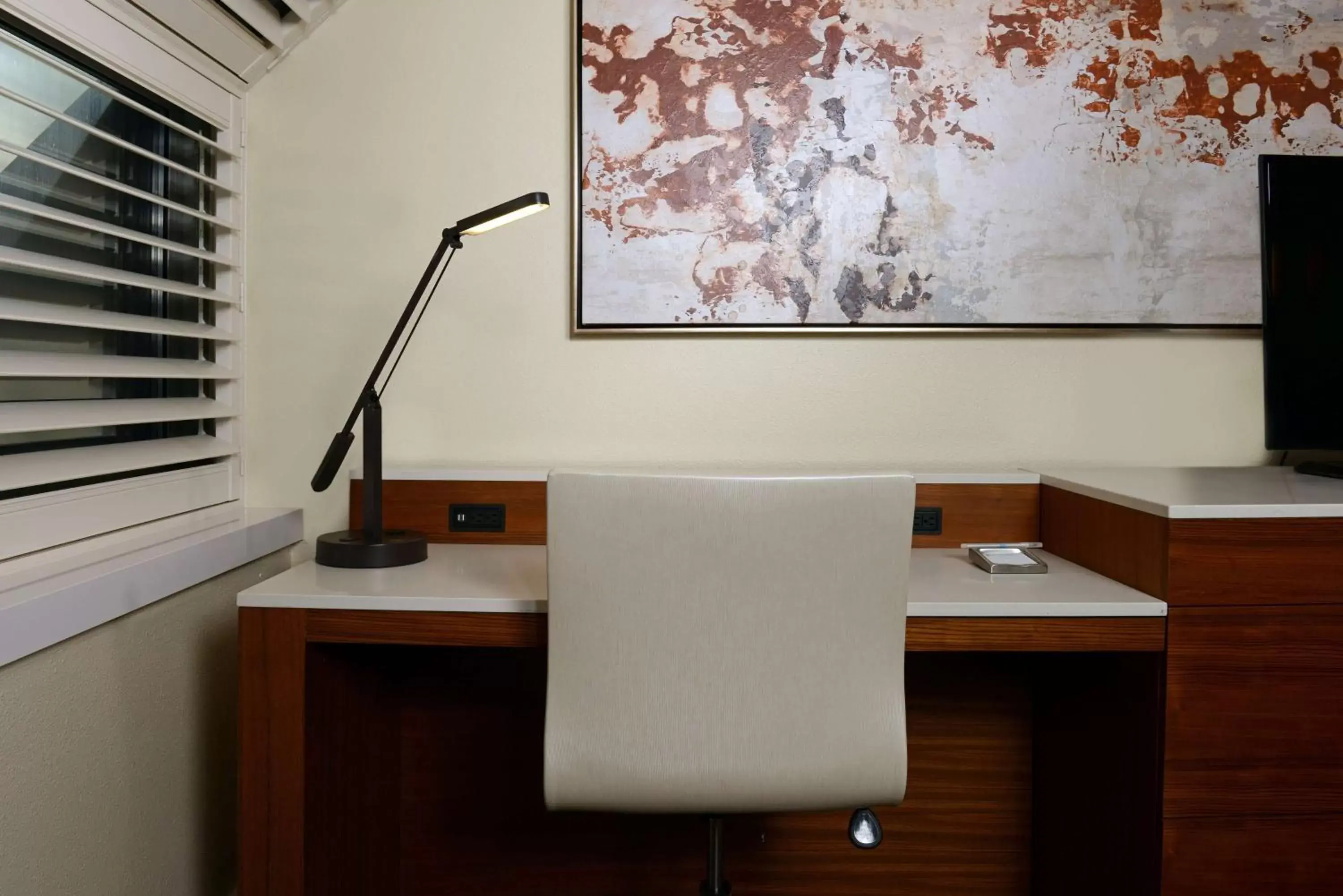 Executive King Room with Bath Tub - Mobility Accessible in The Inverness Denver, a Hilton Golf & Spa Resort Executive King Room with Bath Tub - Mobility Accessible in The Inverness Denver, a Hilton Golf & Spa Resort