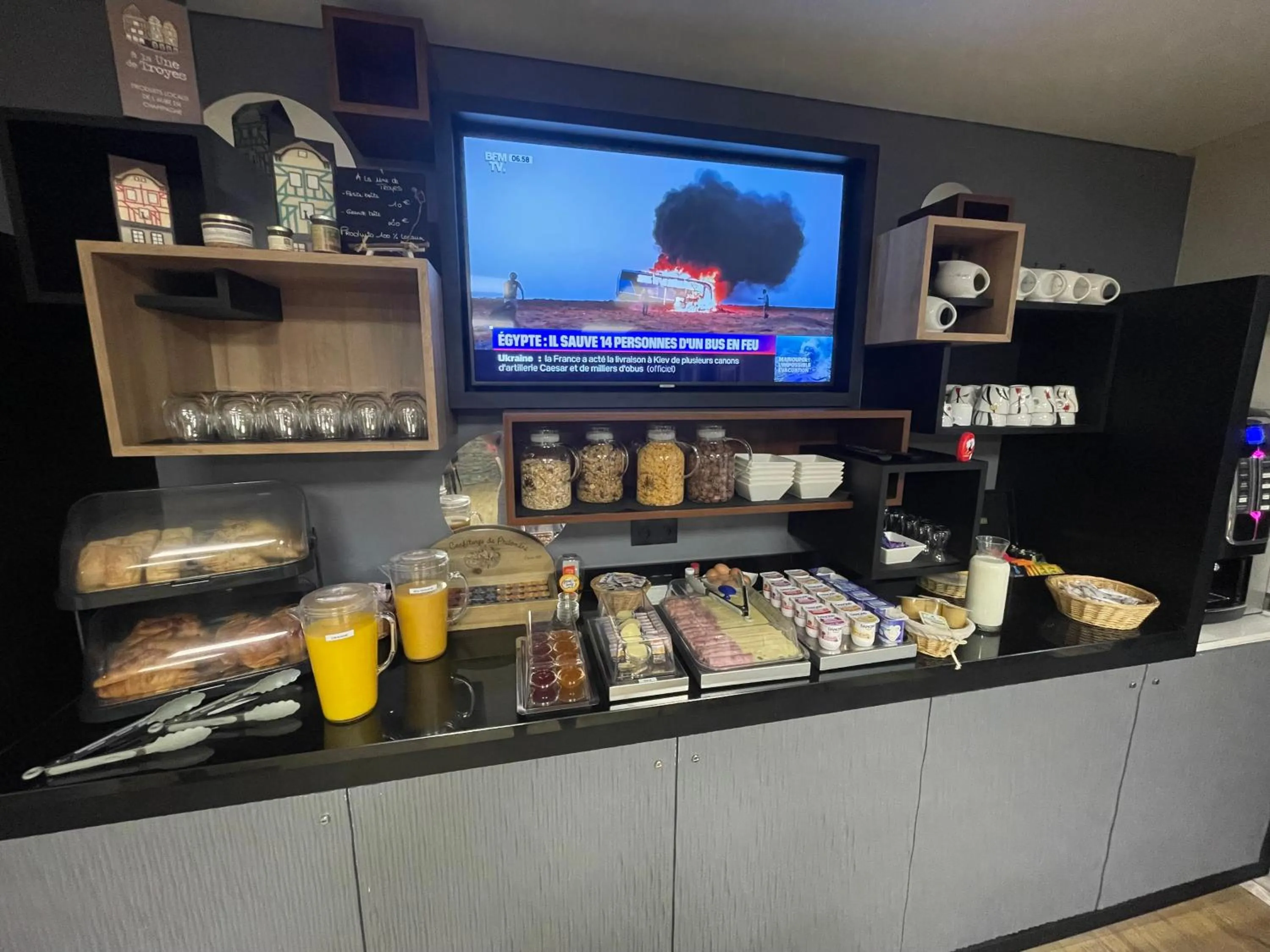 Food and drinks in Logis Hôtel du Cirque Troyes centre historique