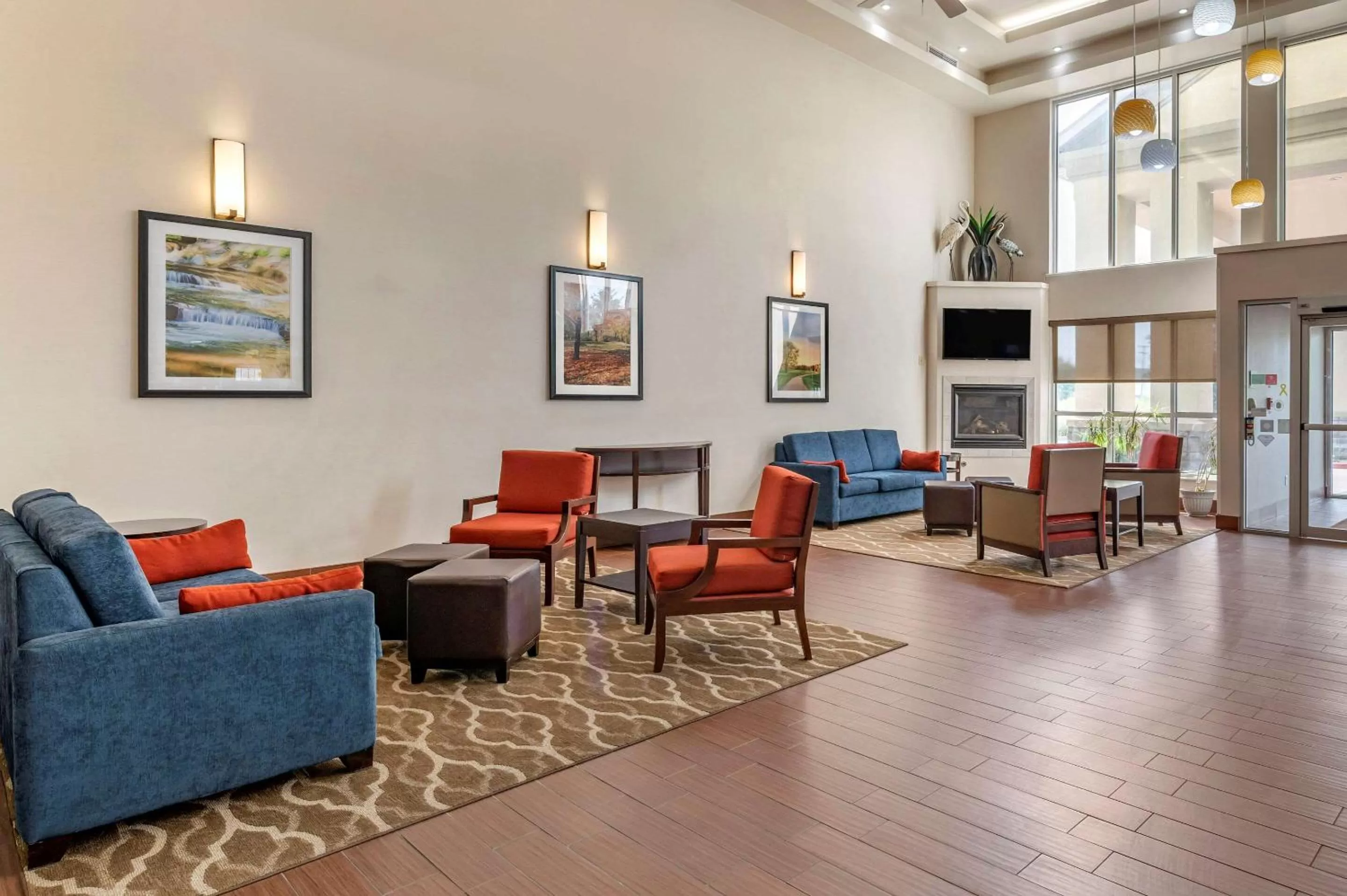 Lobby or reception in Comfort Suites Elkhart North