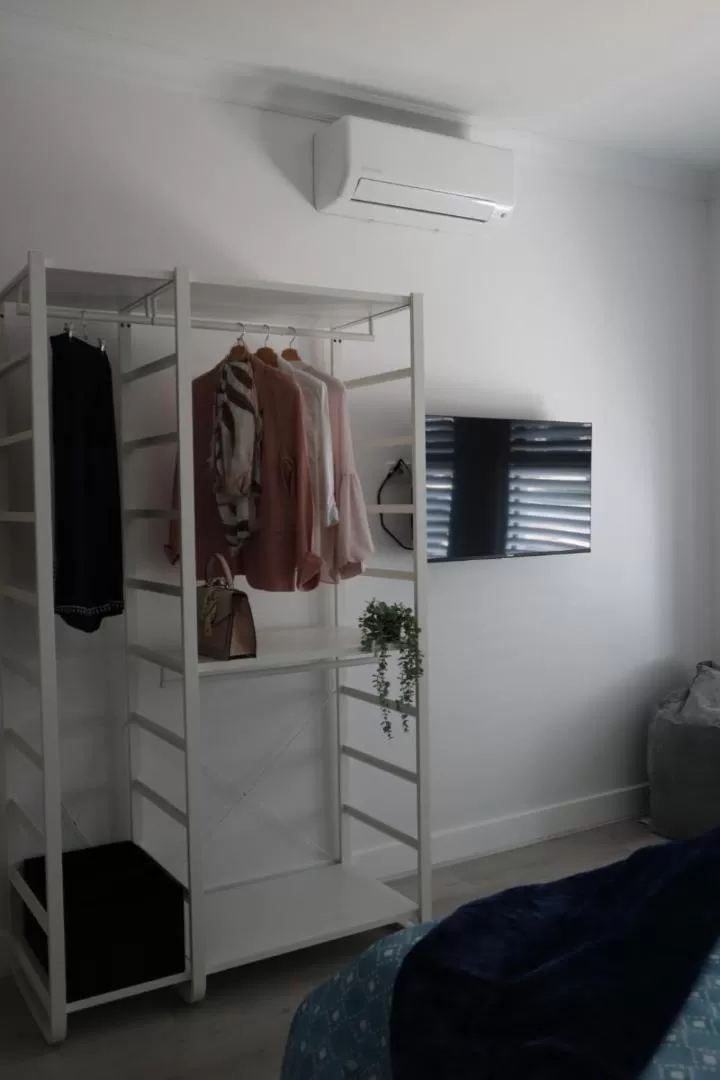 wardrobe, Bed in Hampton on Washington - FREE Wifi and Netflix