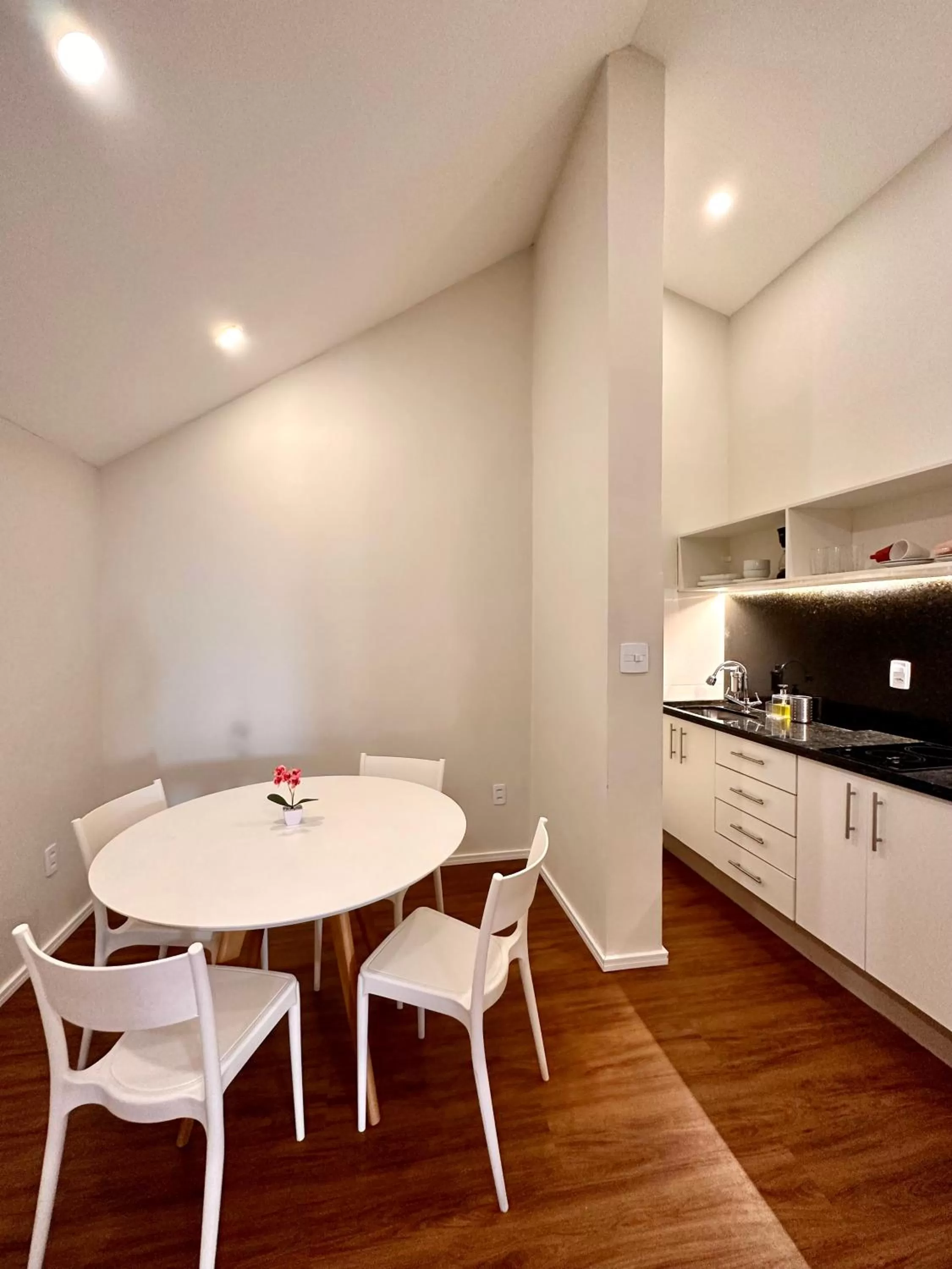 Dining area, Kitchen/Kitchenette in Injoy Suítes & Aparts